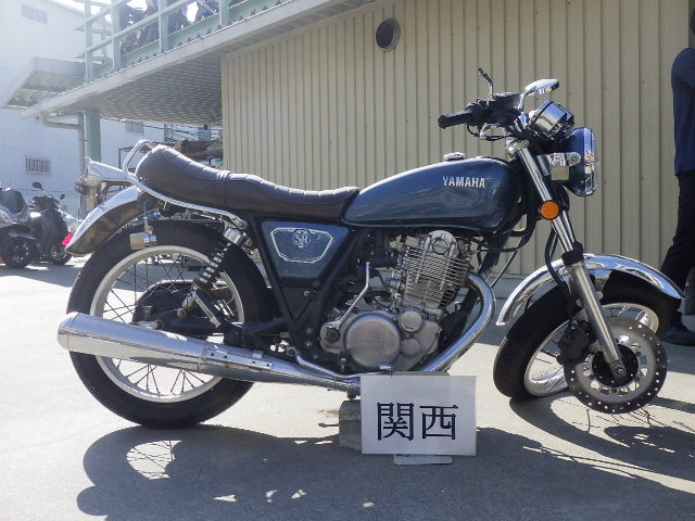 Yamaha SR400, right