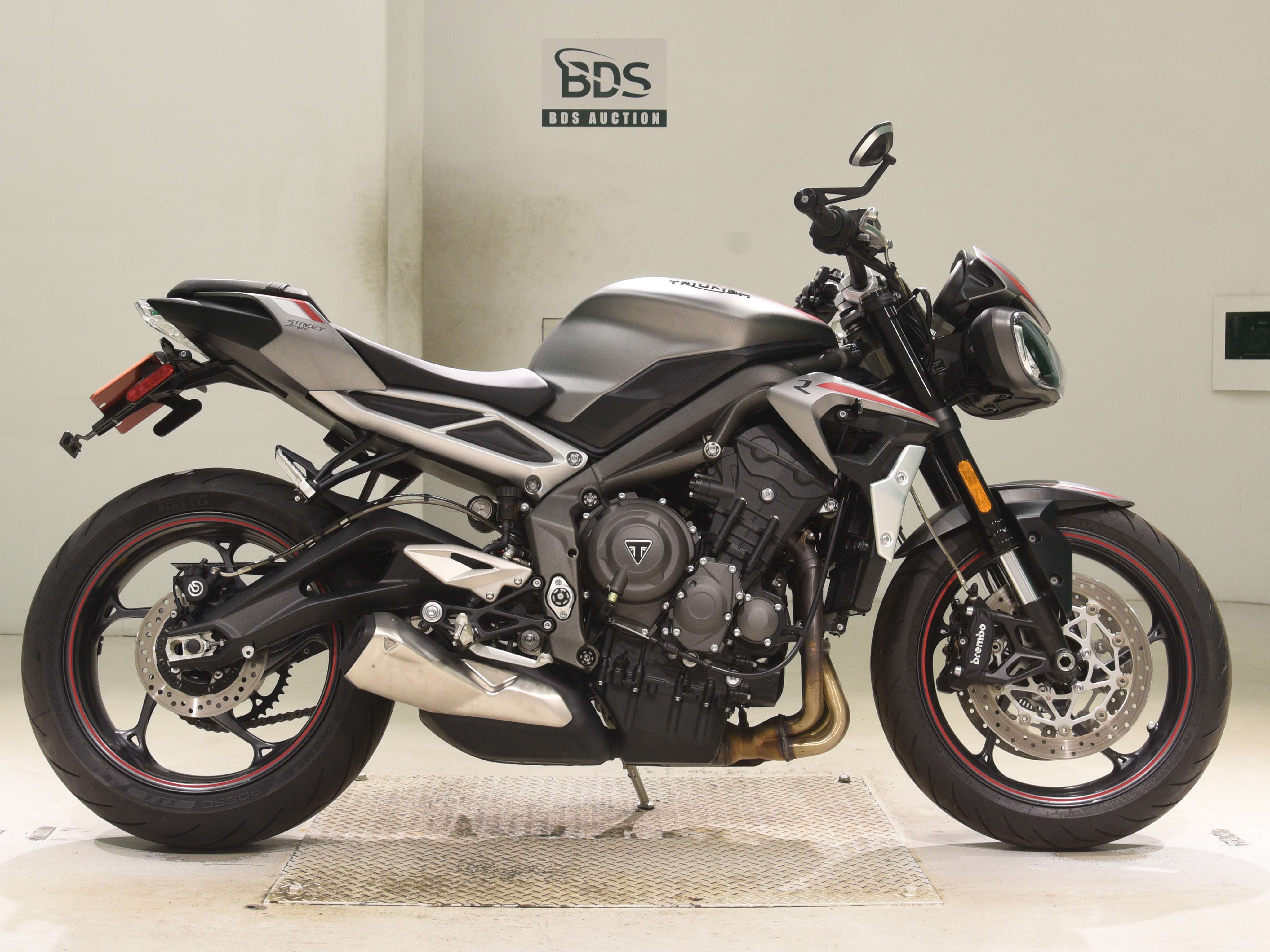 Triumph STREET TRIPLE