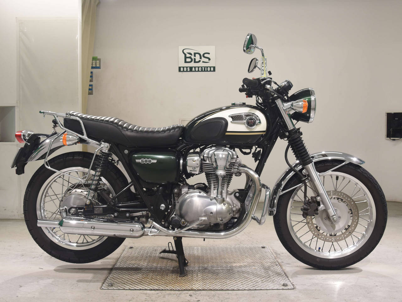 Kawasaki W800, right