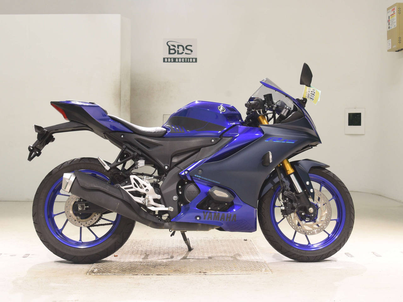 Yamaha YZF-R15, right