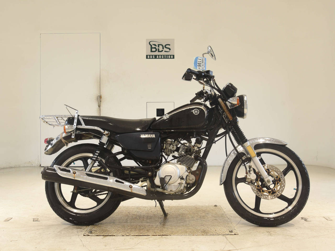 Yamaha YBR125, right