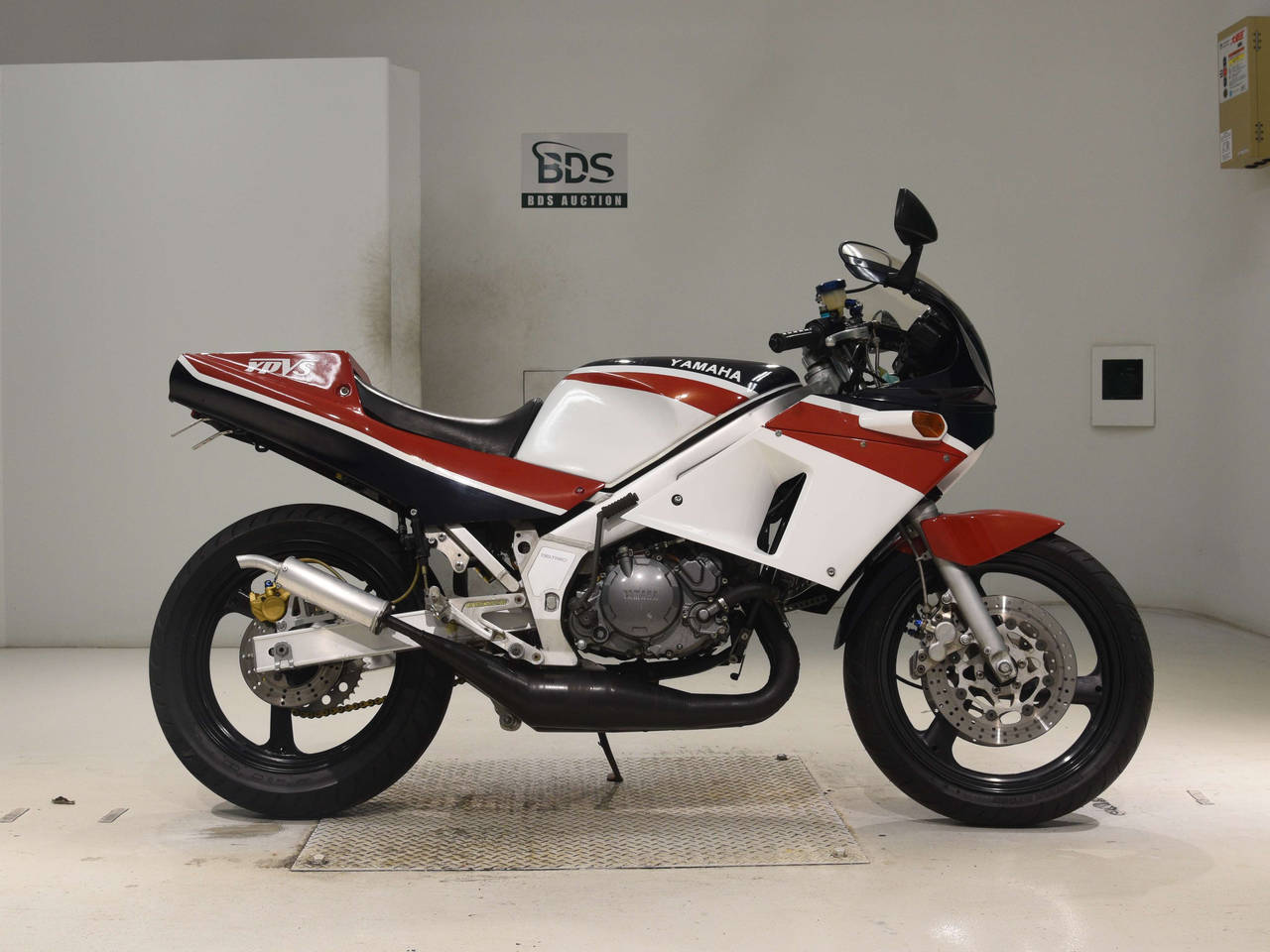 Yamaha TZR250, right