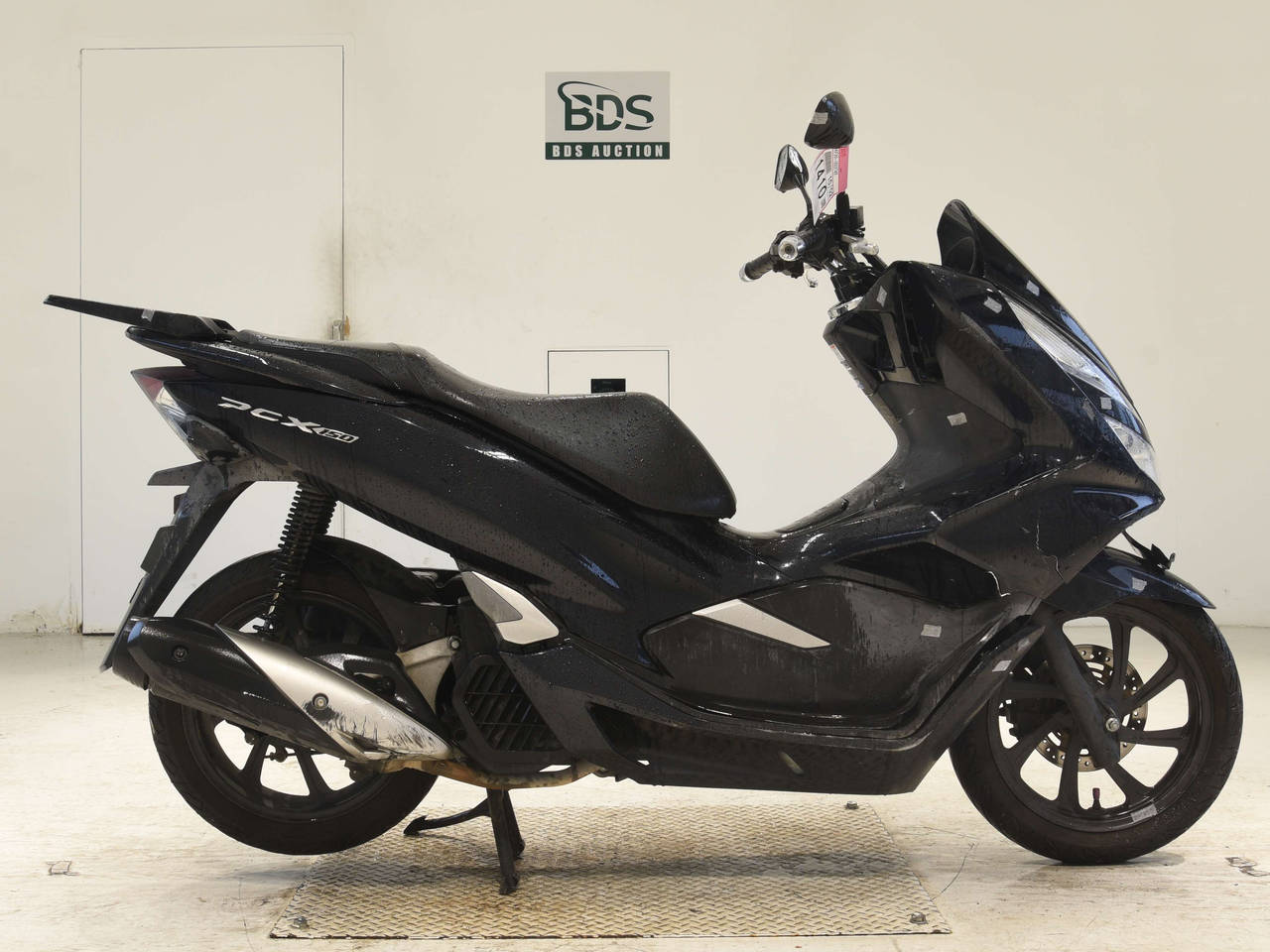 Honda PCX150, right