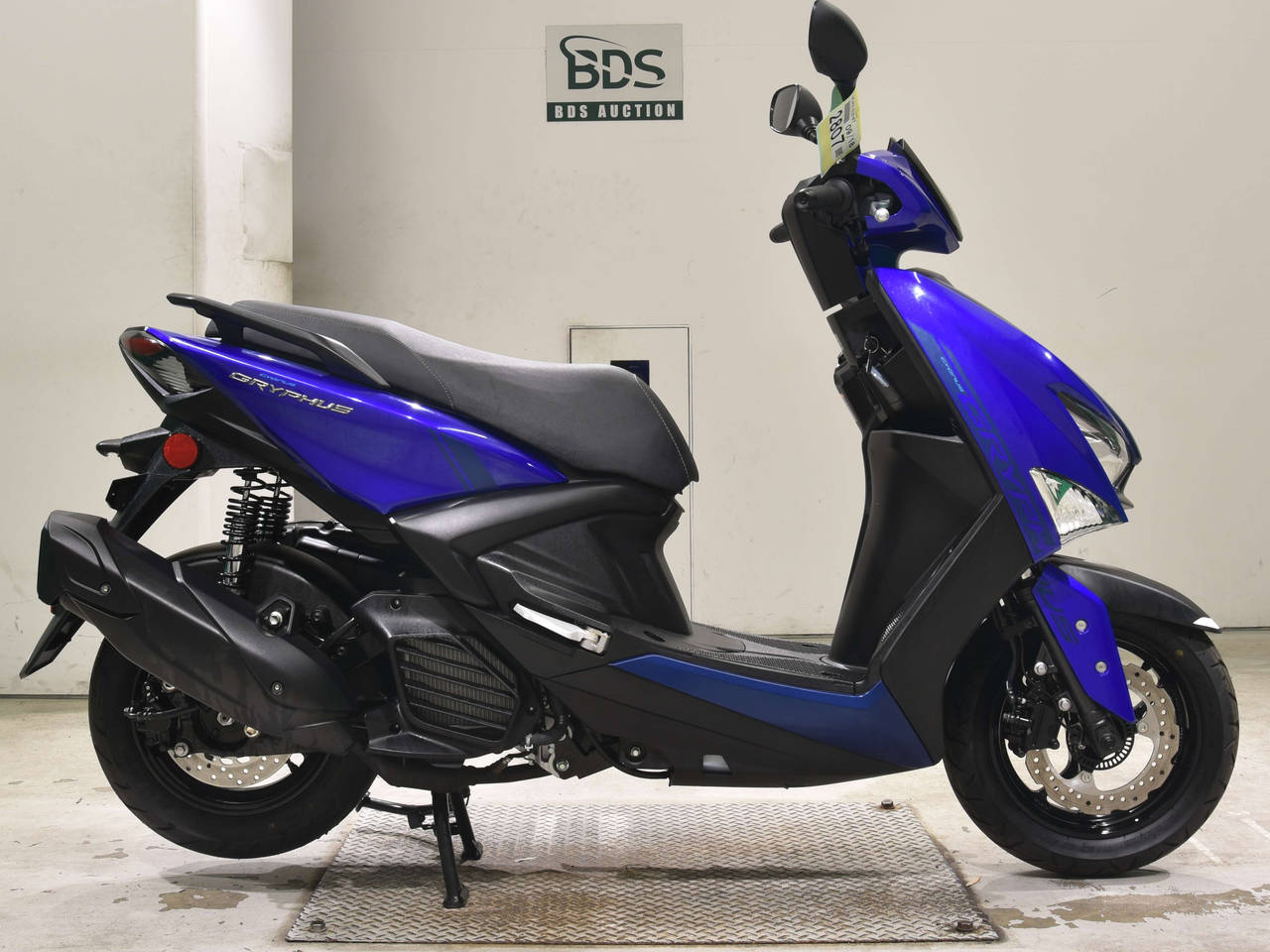 Yamaha CYGNUS, right