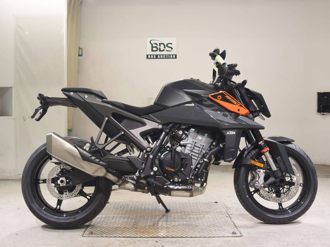 KTM 990 DUKE, right