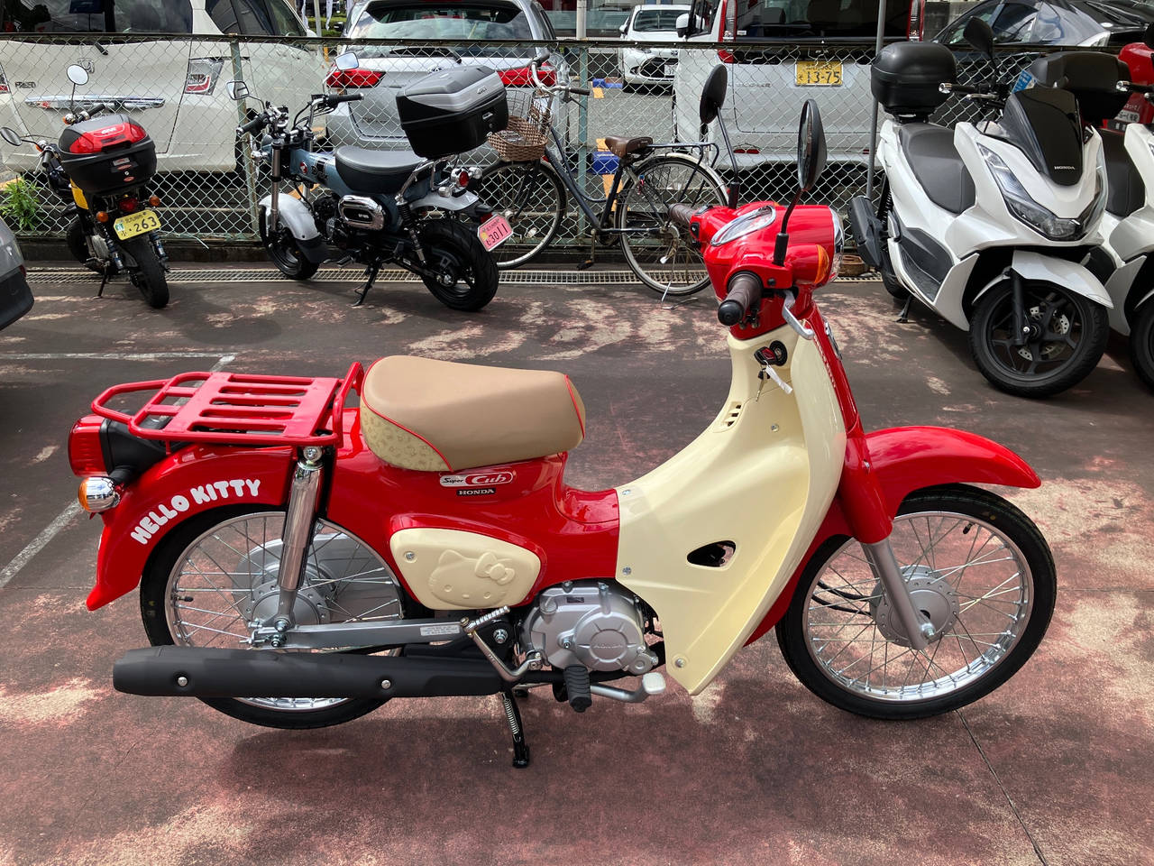 Honda SUPER CUB 50 HELLO KITTY