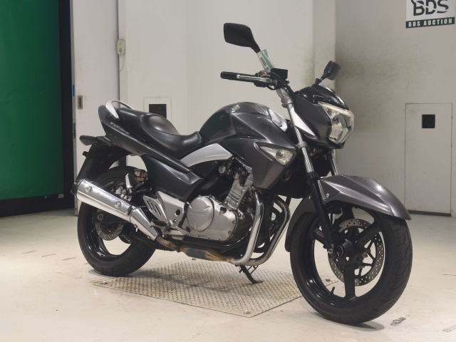 Suzuki GSR250 — фото 3