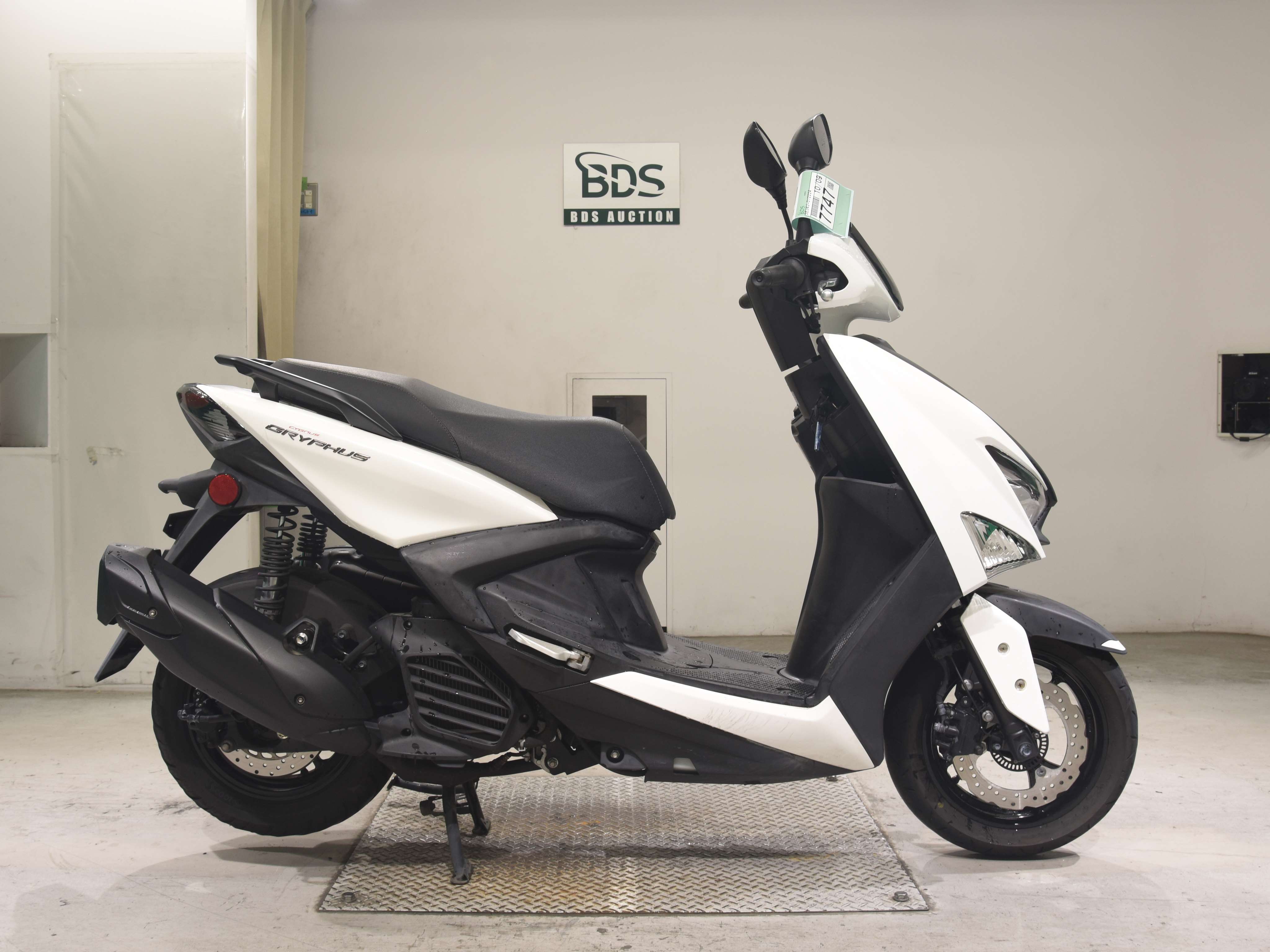 Yamaha CYGNUS, right