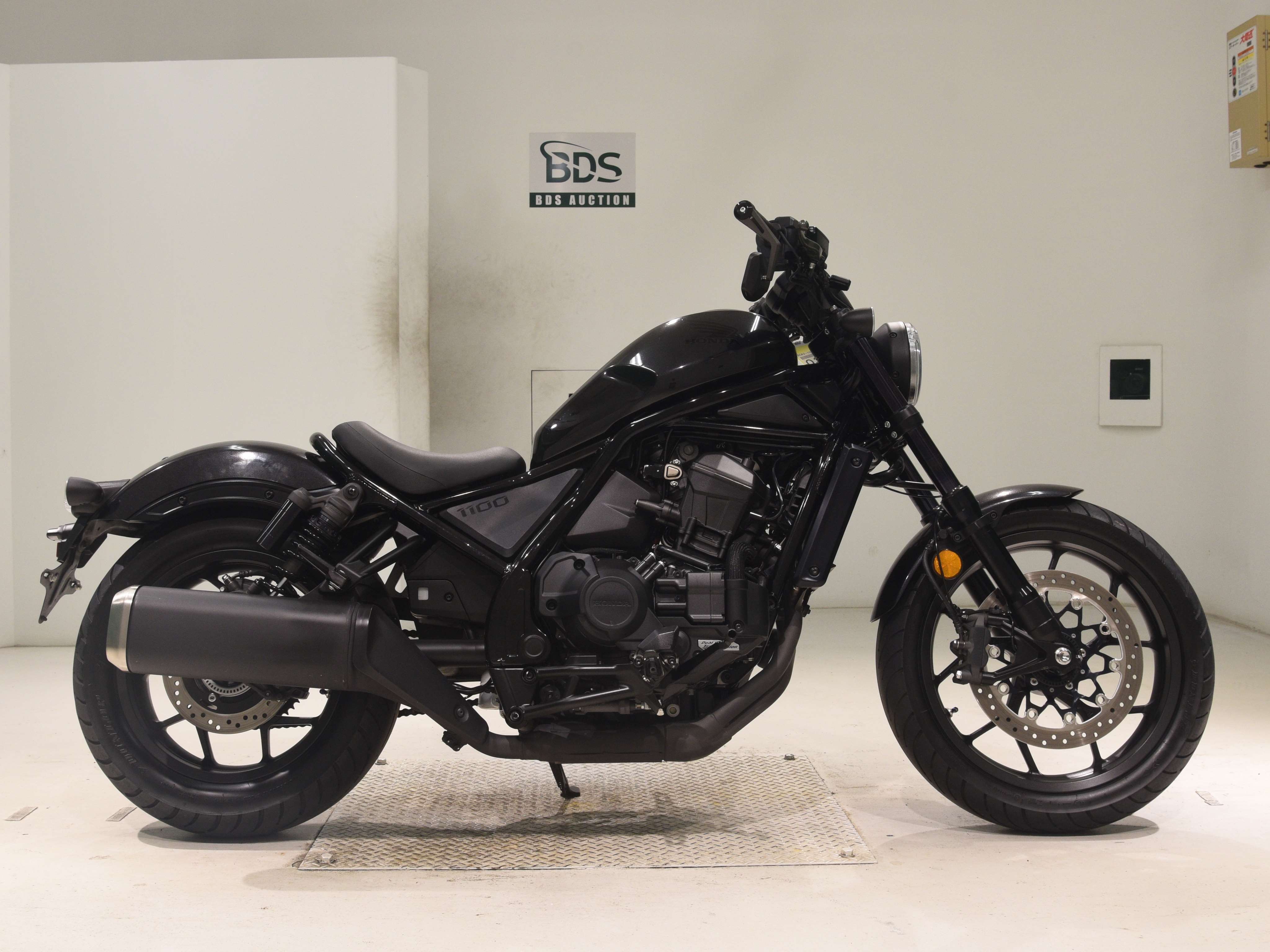 Honda REBEL CMX1100DCT, right