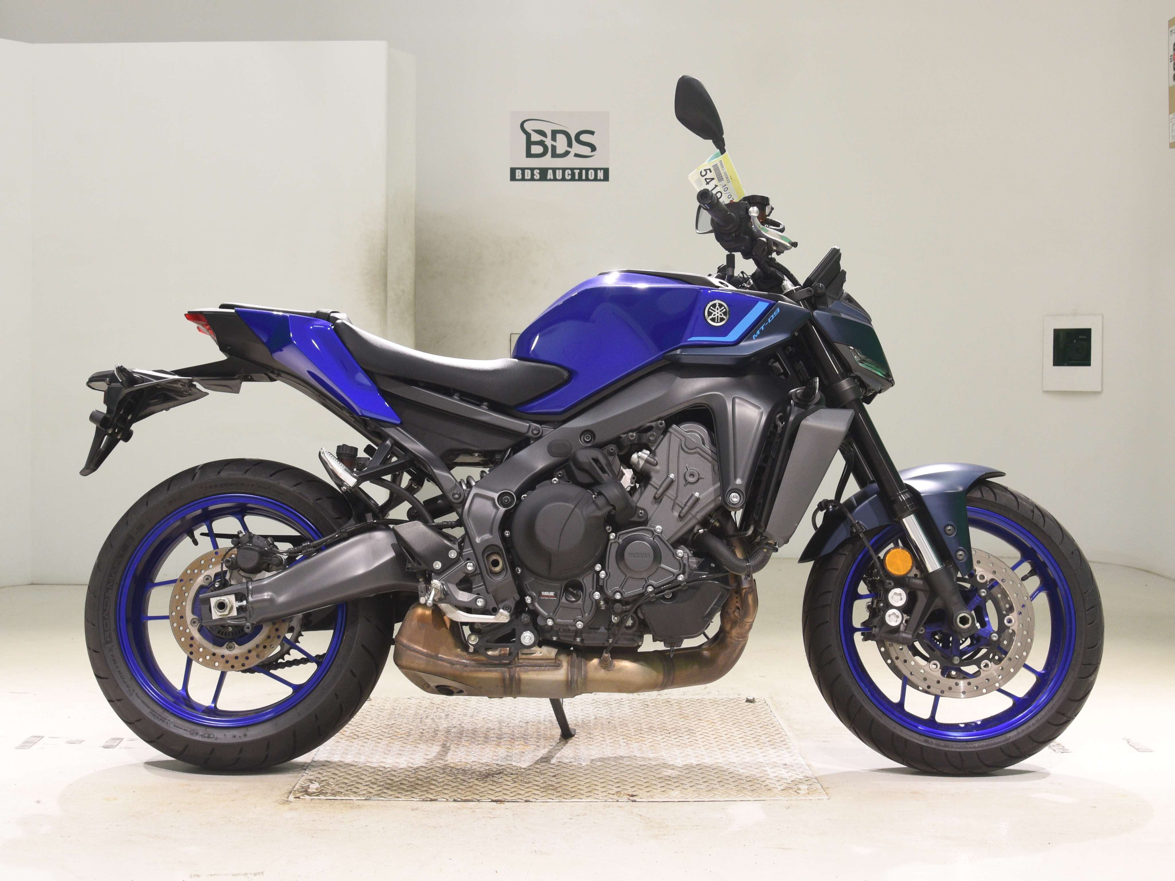 Yamaha MT-09, right