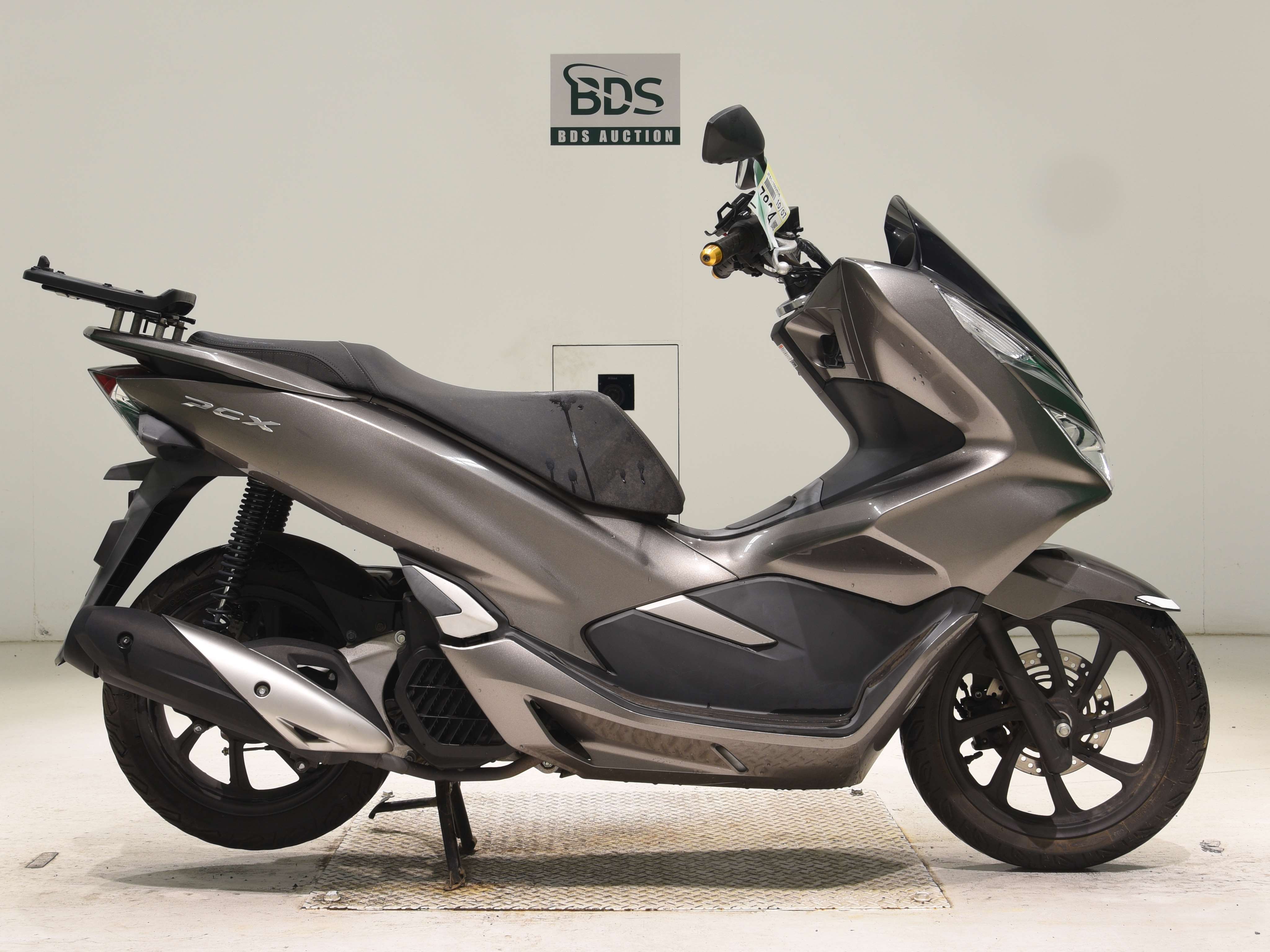 Honda PCX125-3, right