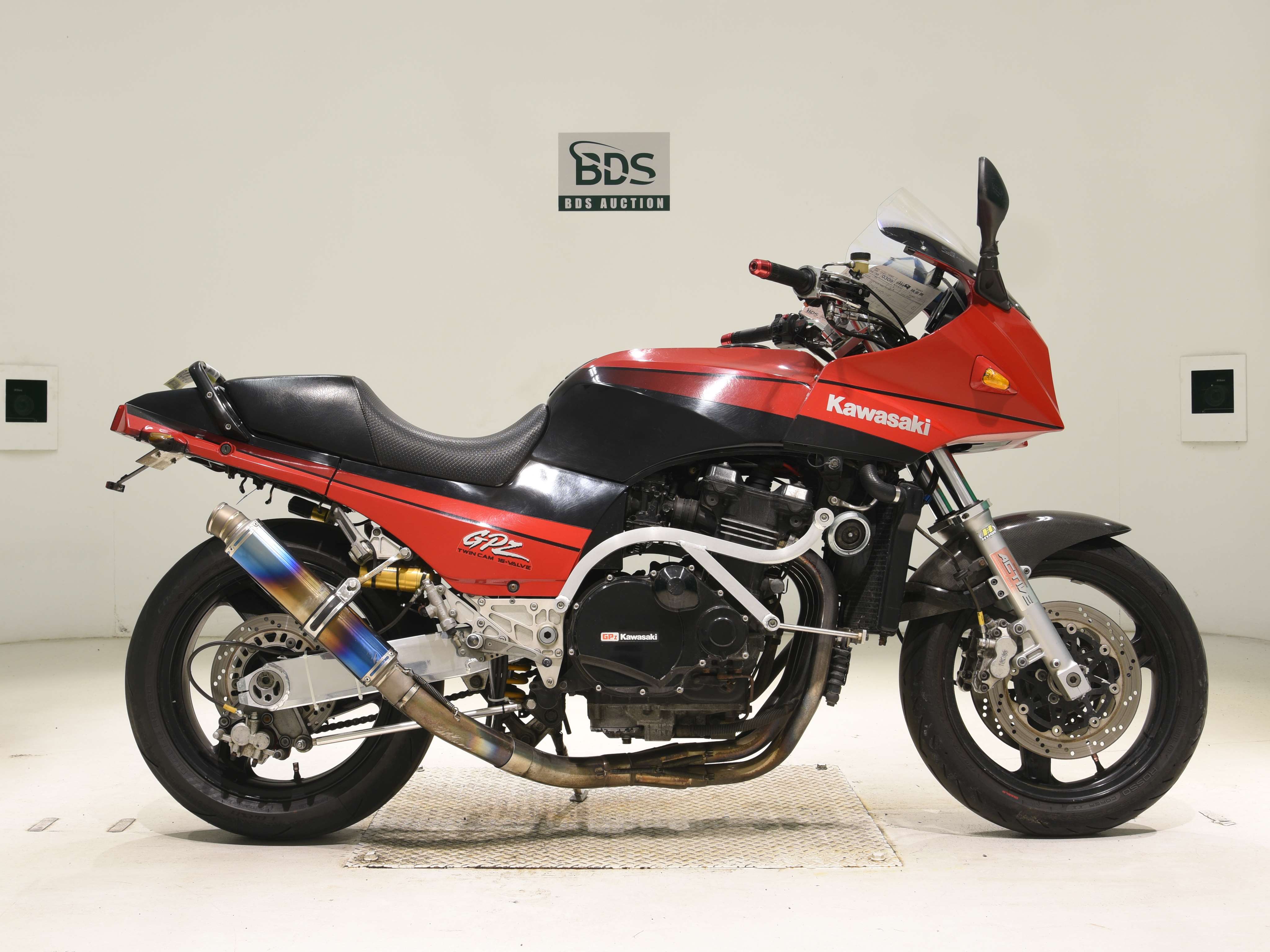 Kawasaki GPZ900R, right