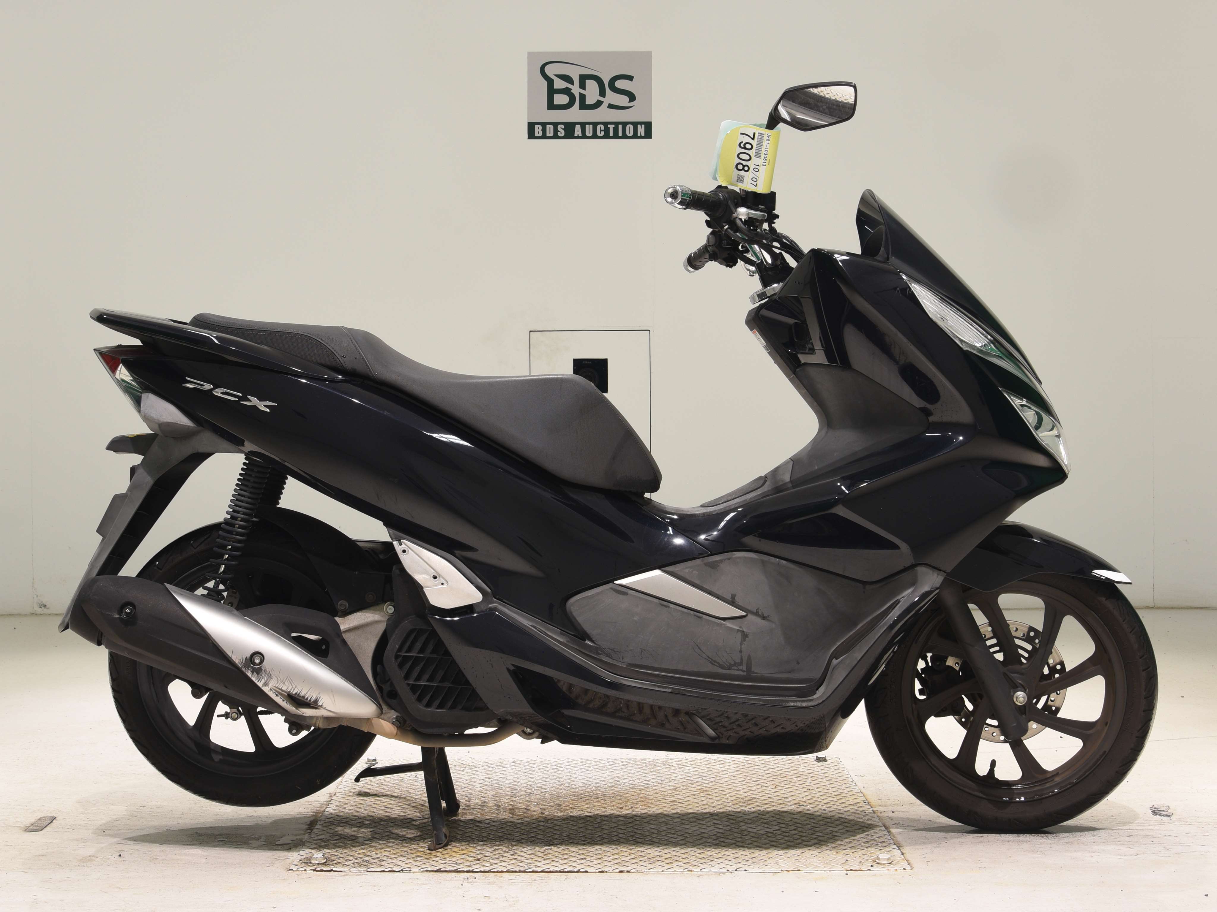 Honda PCX125-3, right