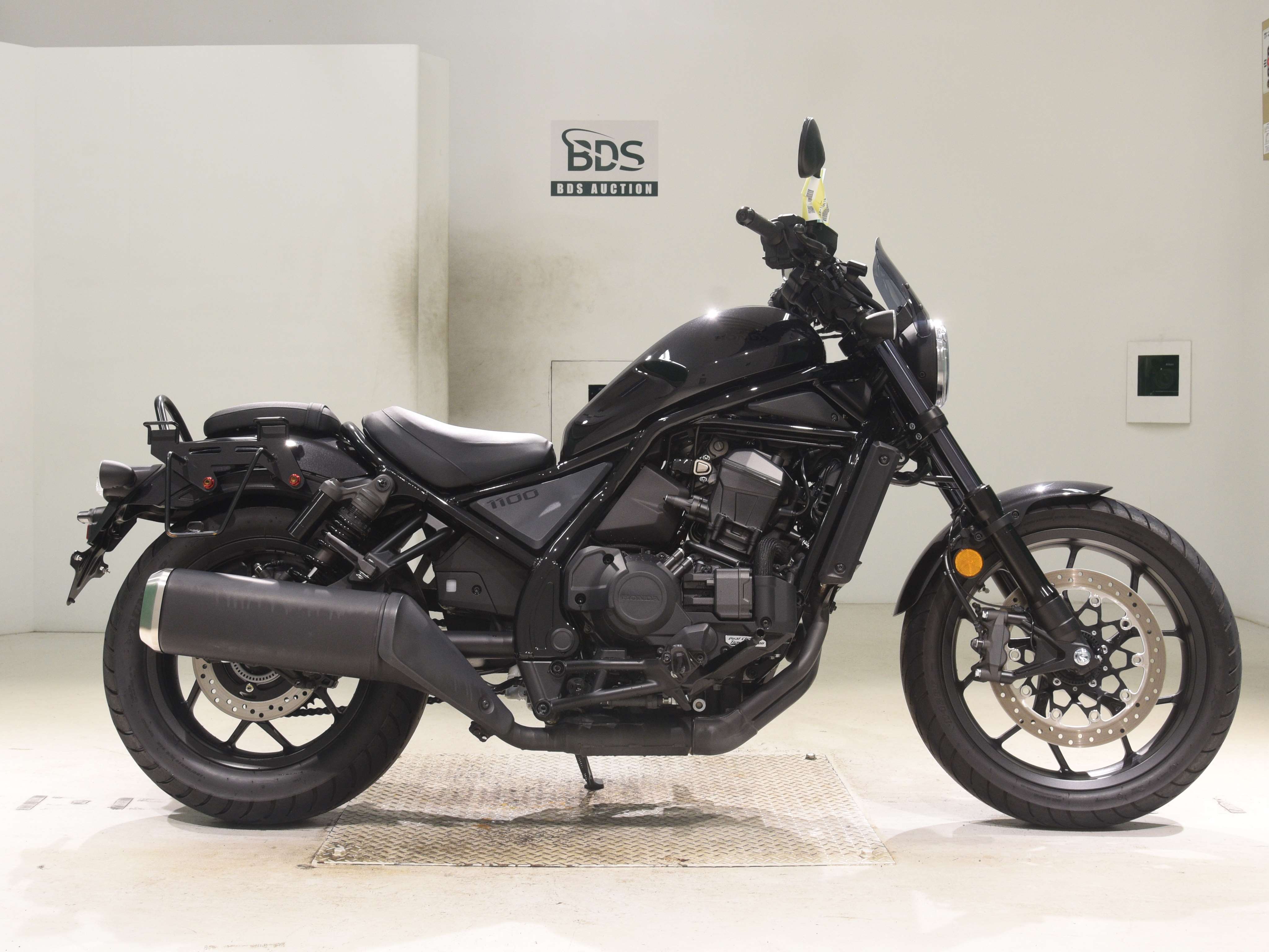 Honda REBEL CMX1100DCT, right