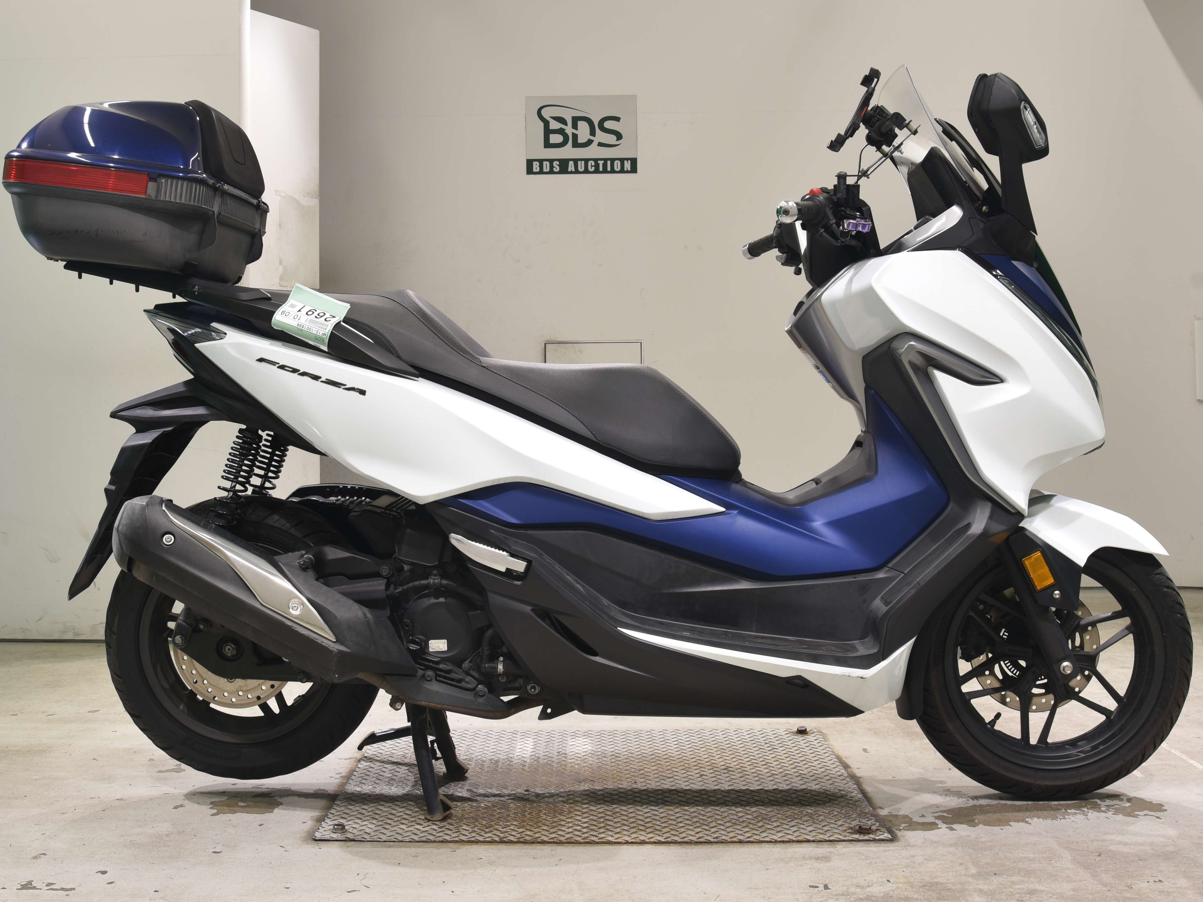Honda FORZA, right