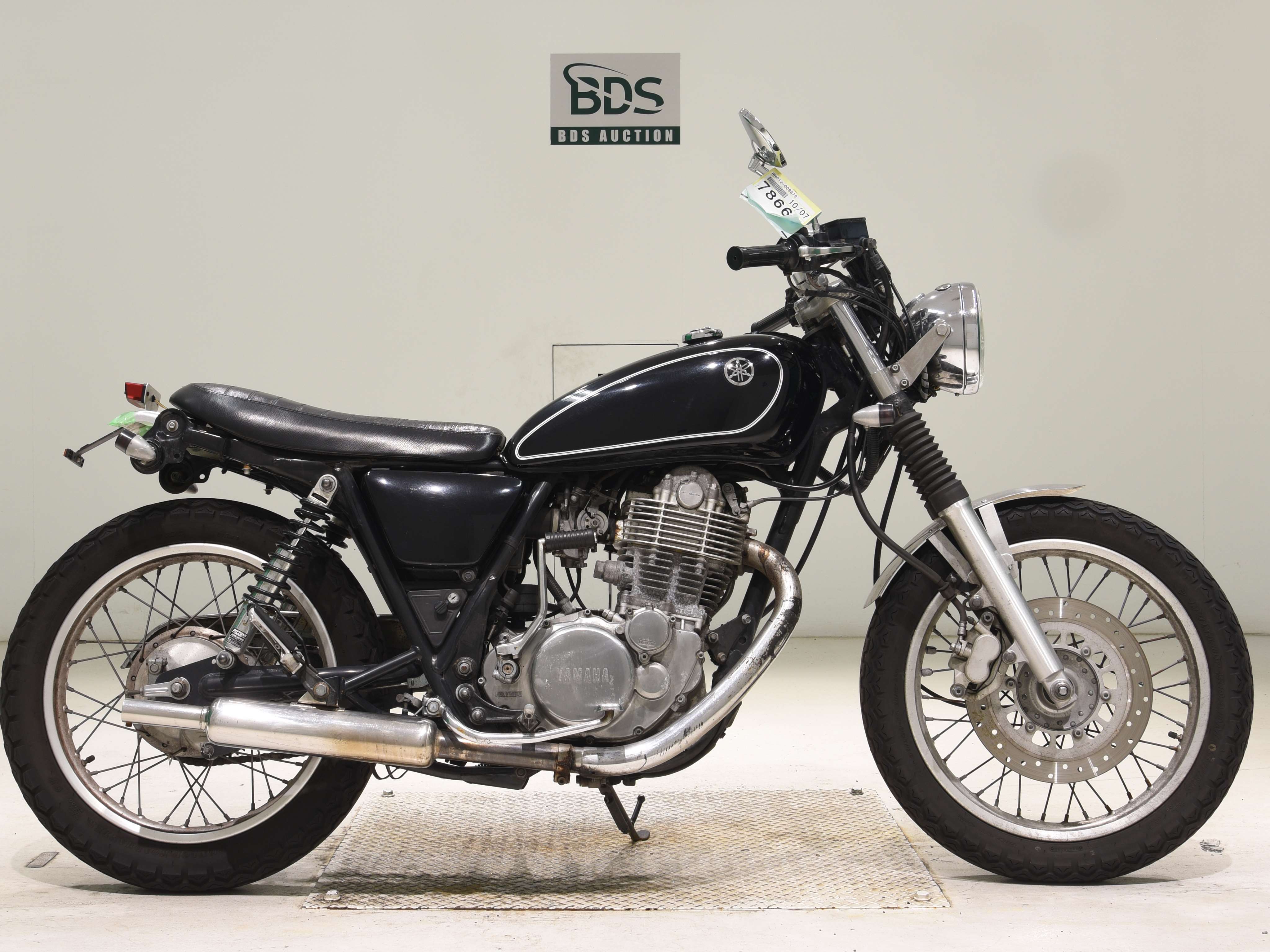 Yamaha SR400, right