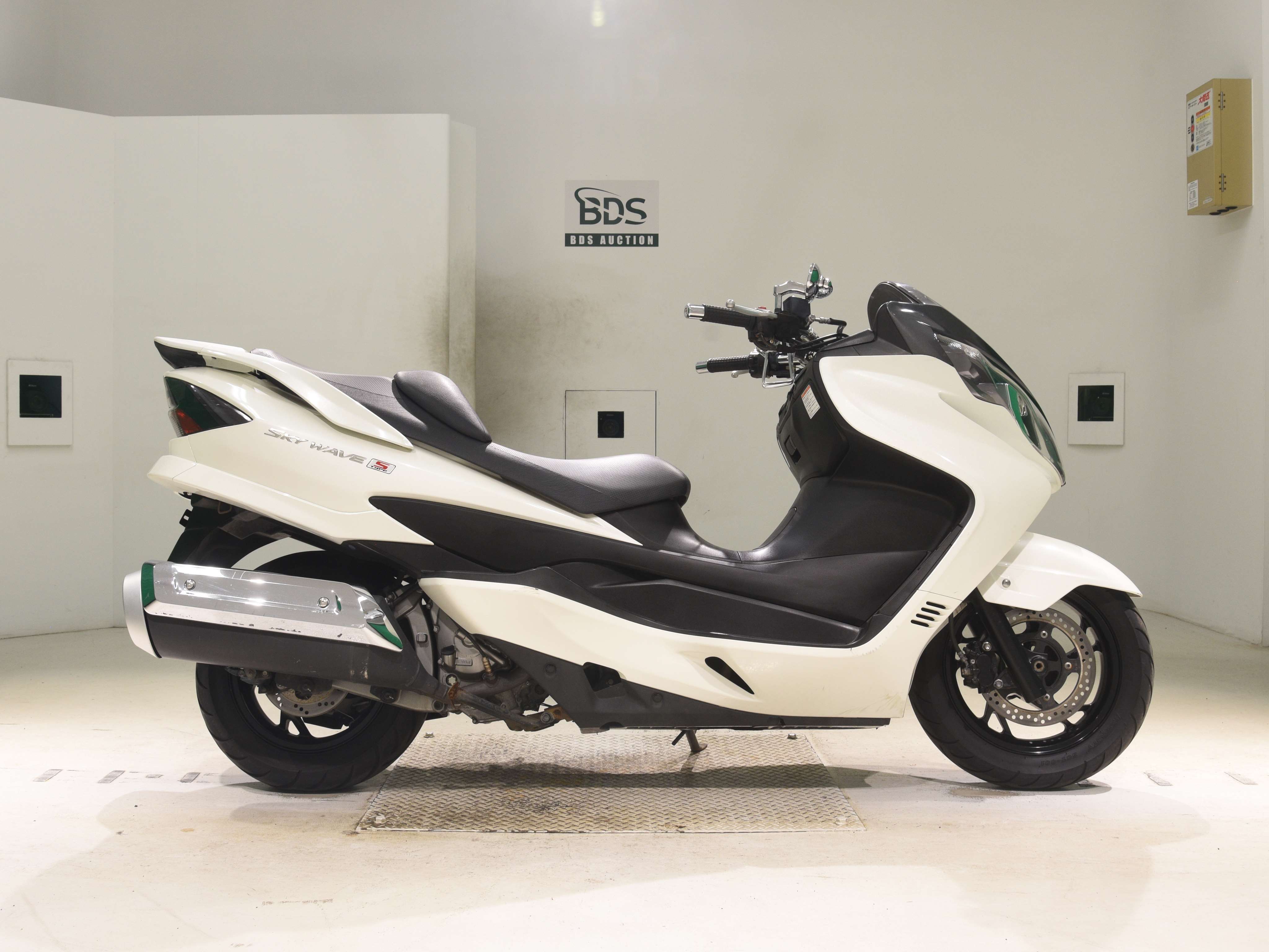 Suzuki SKYWAVE 250S, right