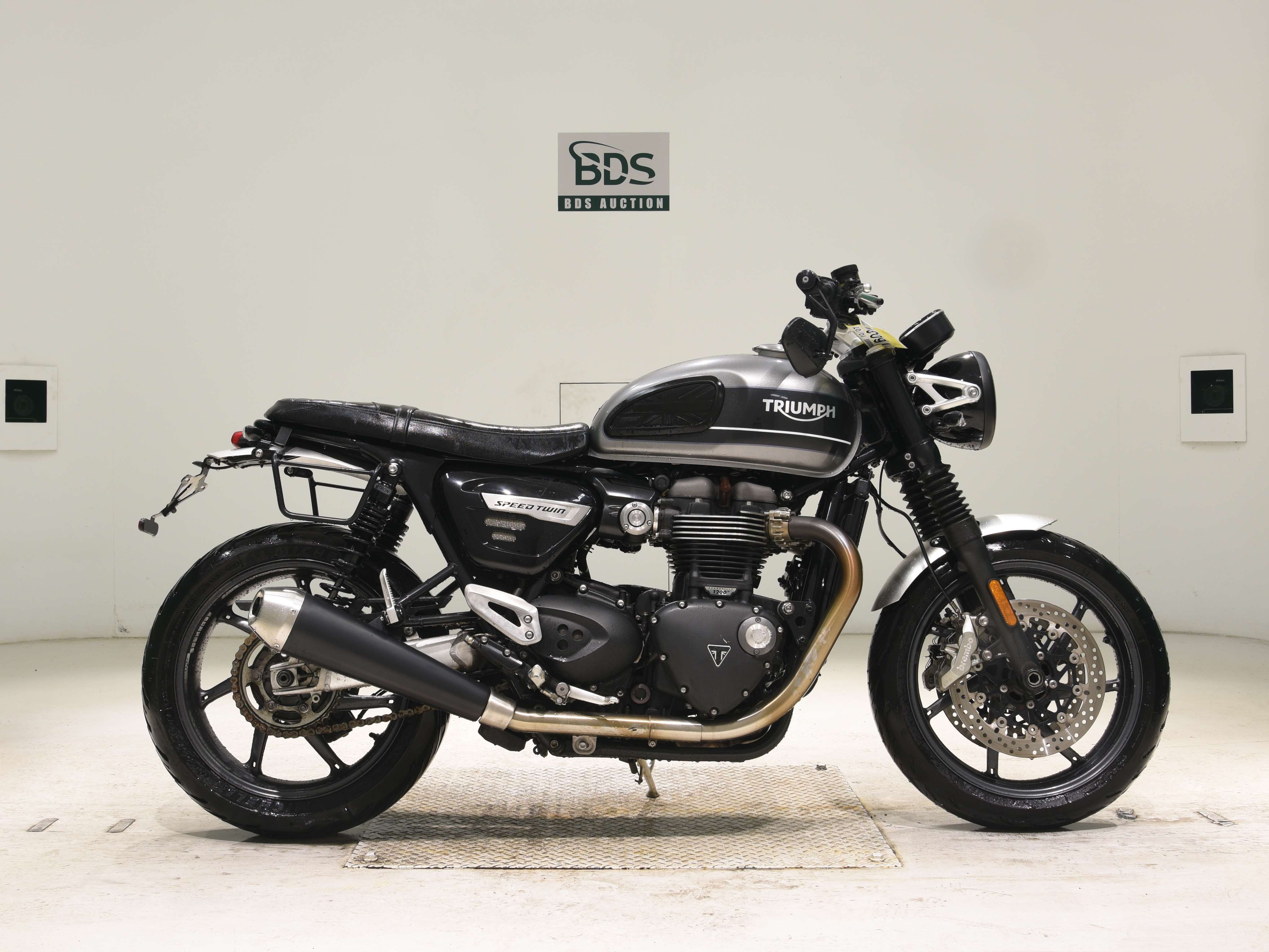Triumph SPEED TWIN, right