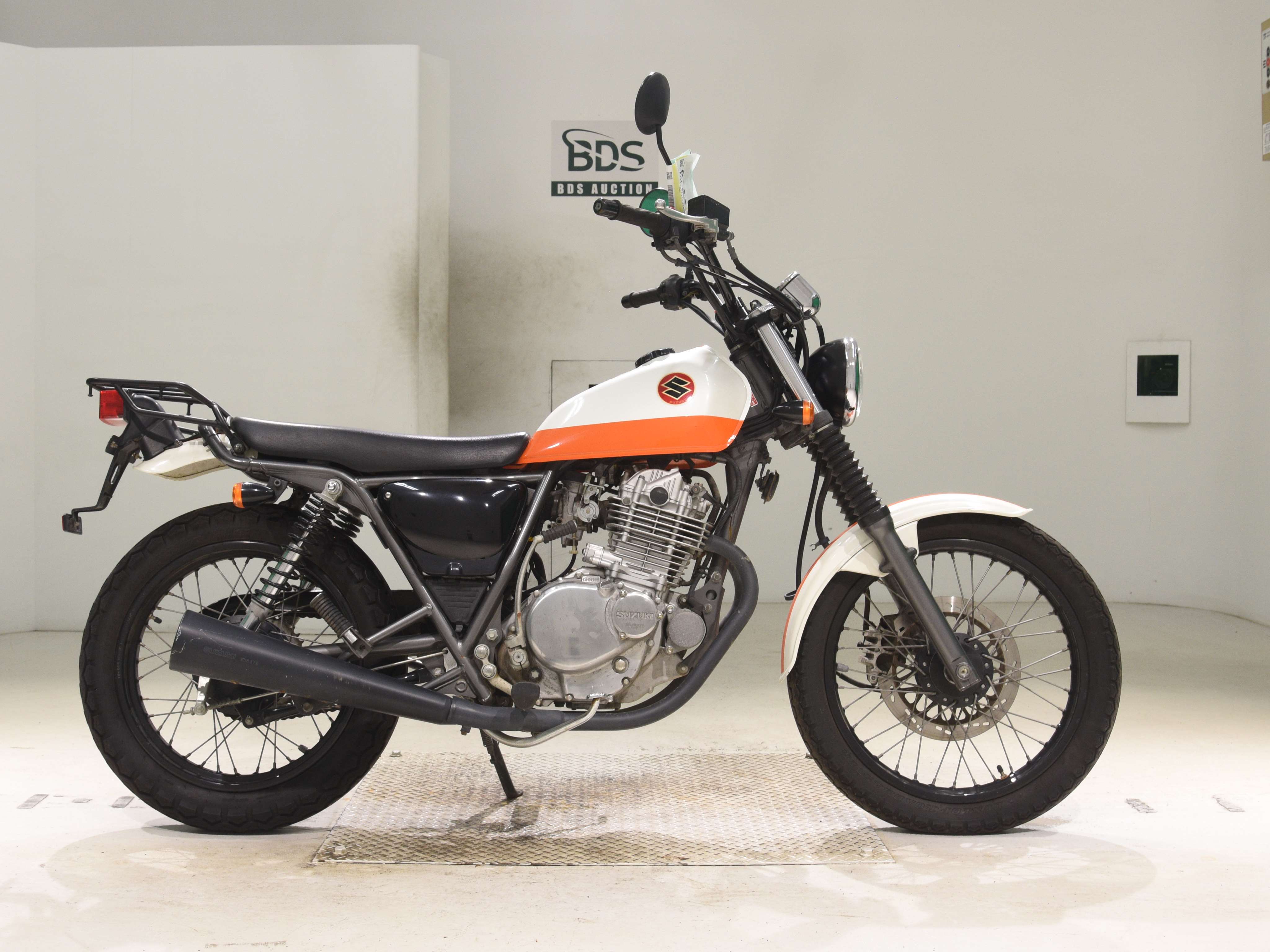 Suzuki GRASSTRACKER BIGBOY, right