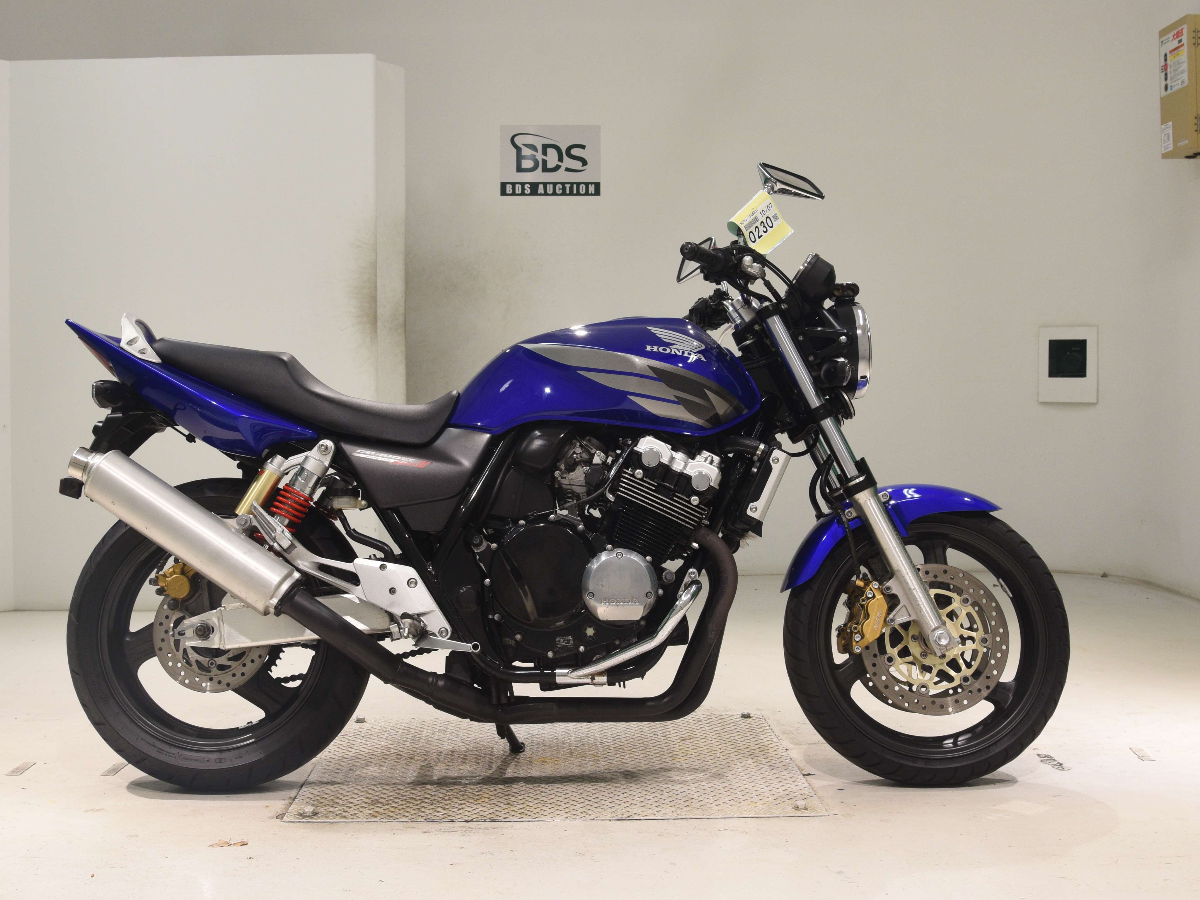 Honda CB400SF, right