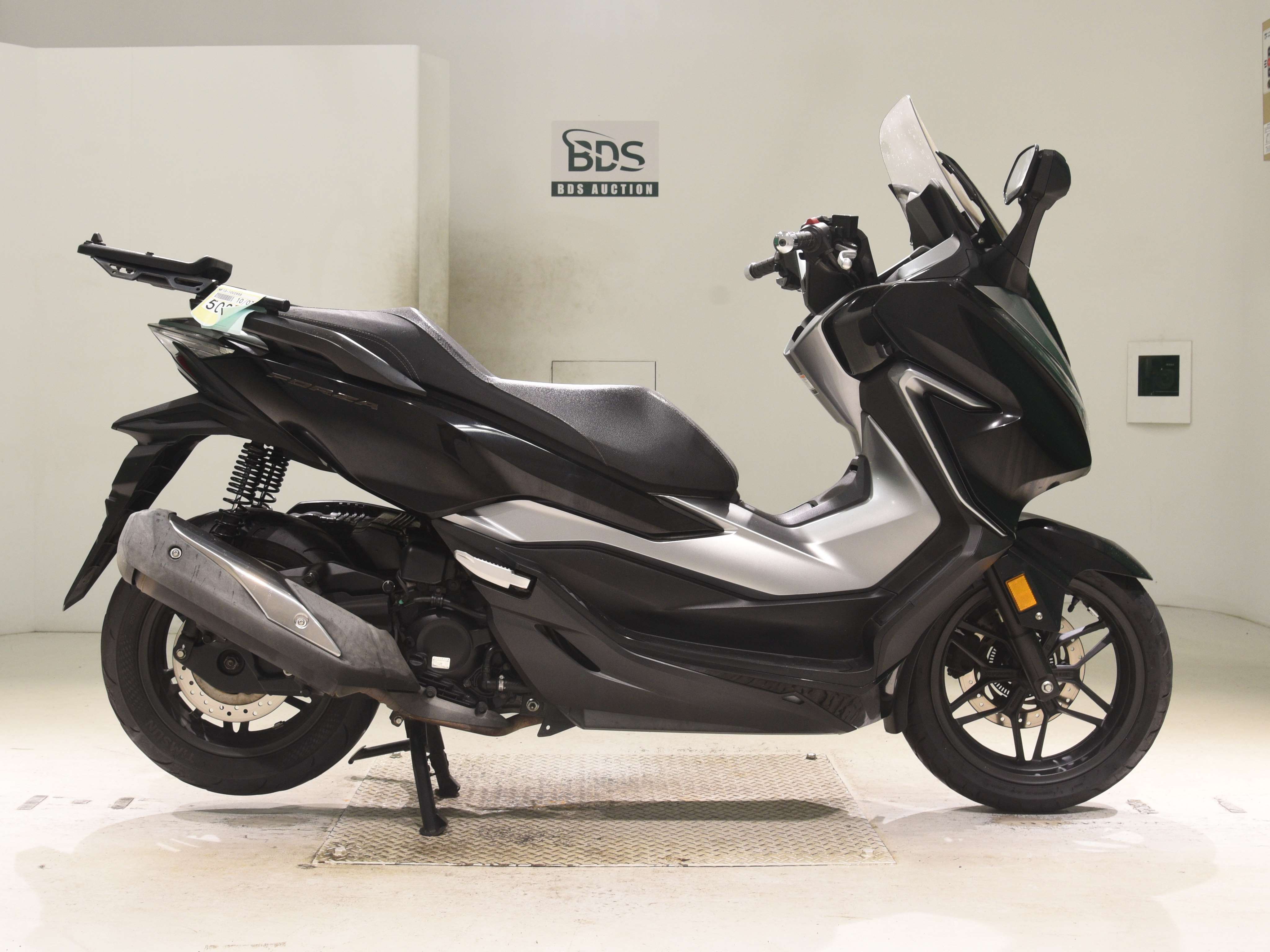 Honda FORZA, right