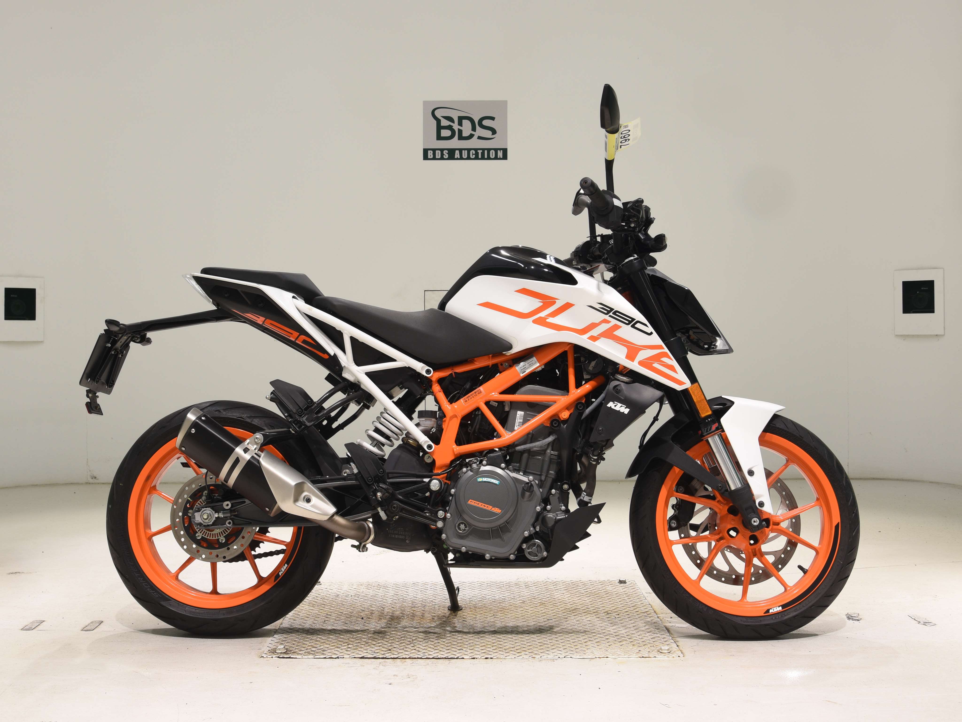 KTM 390 DUKE, right