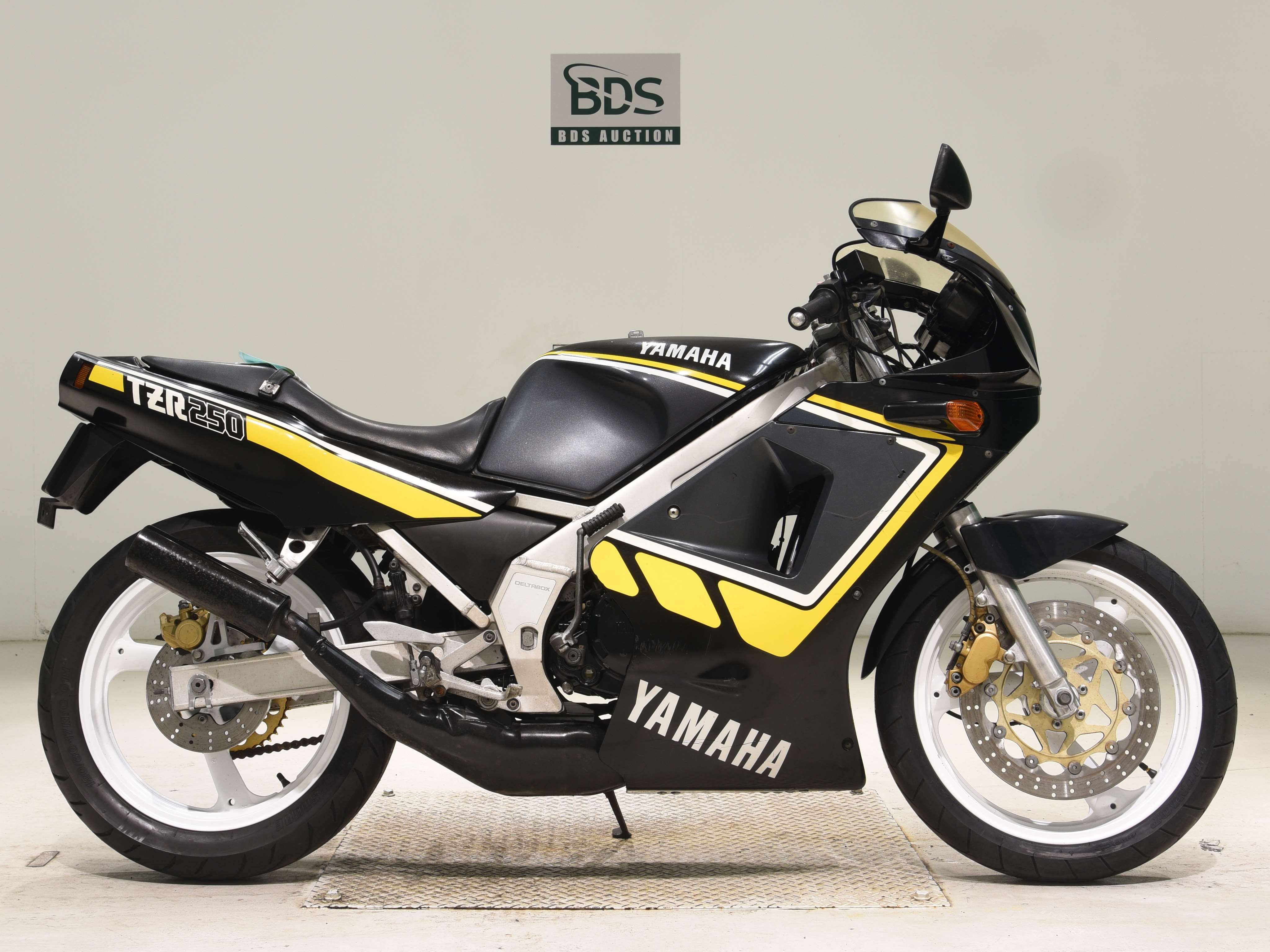 Yamaha TZR250, right