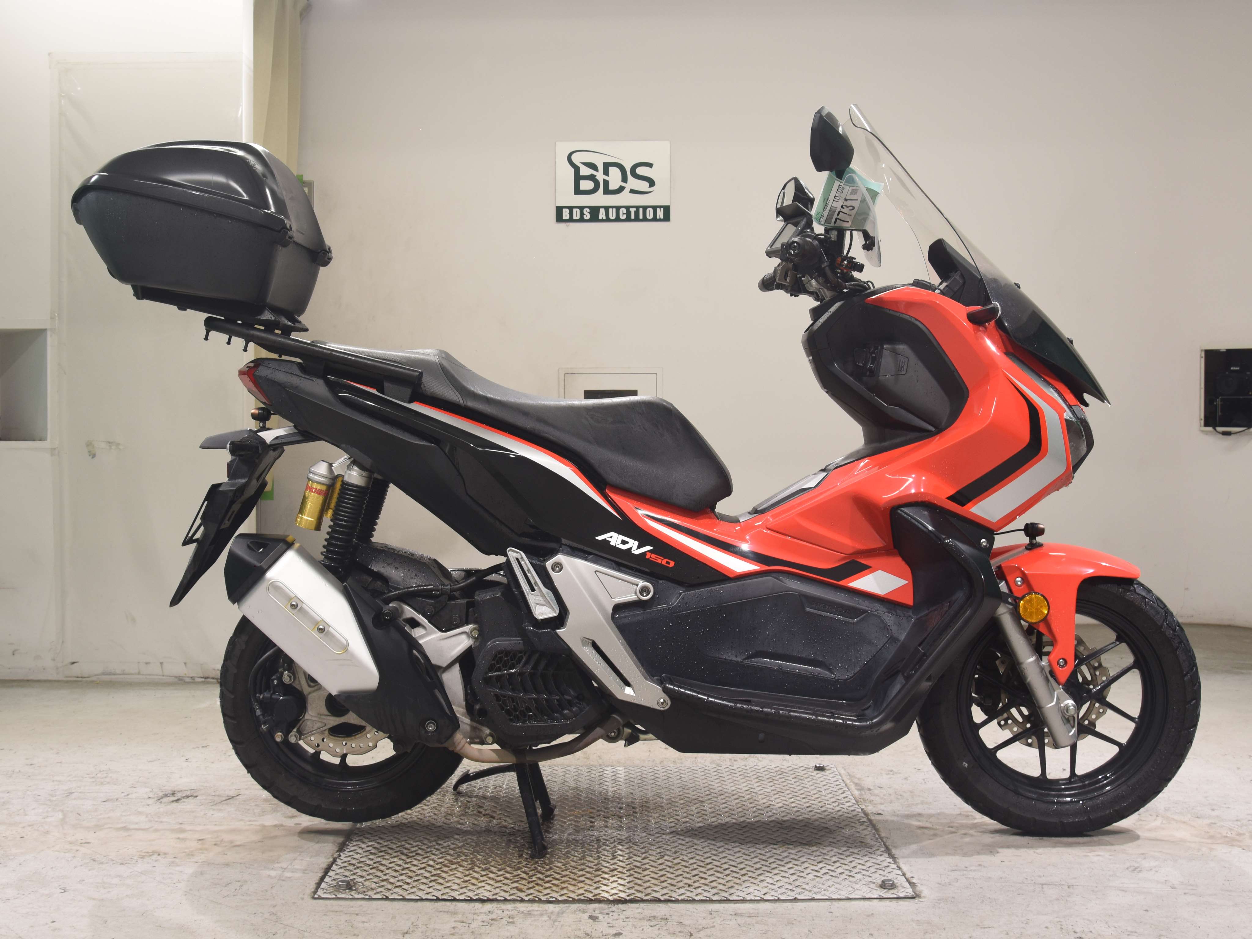 Honda ADV 150, right