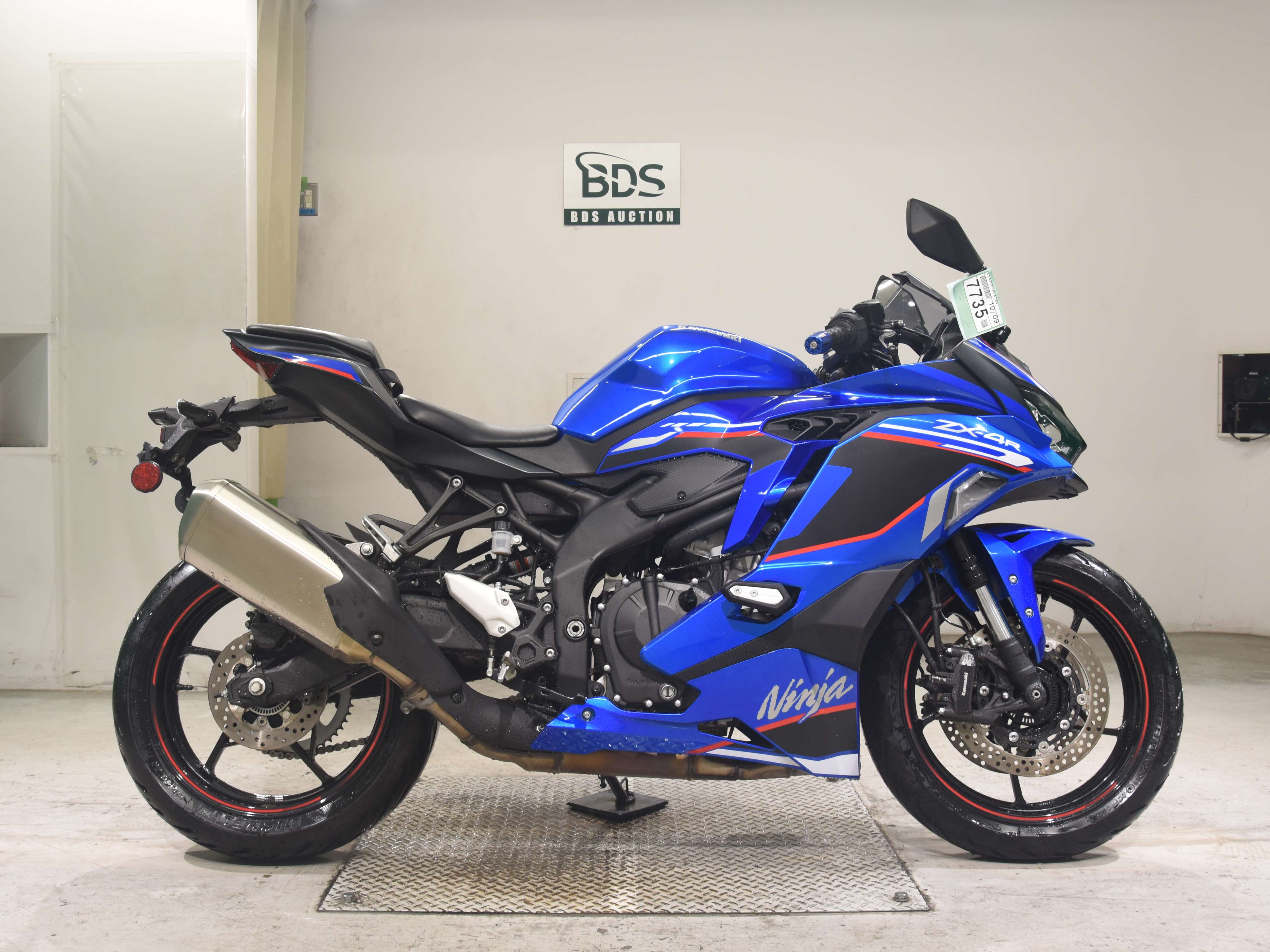Kawasaki ZX-4R SE, right