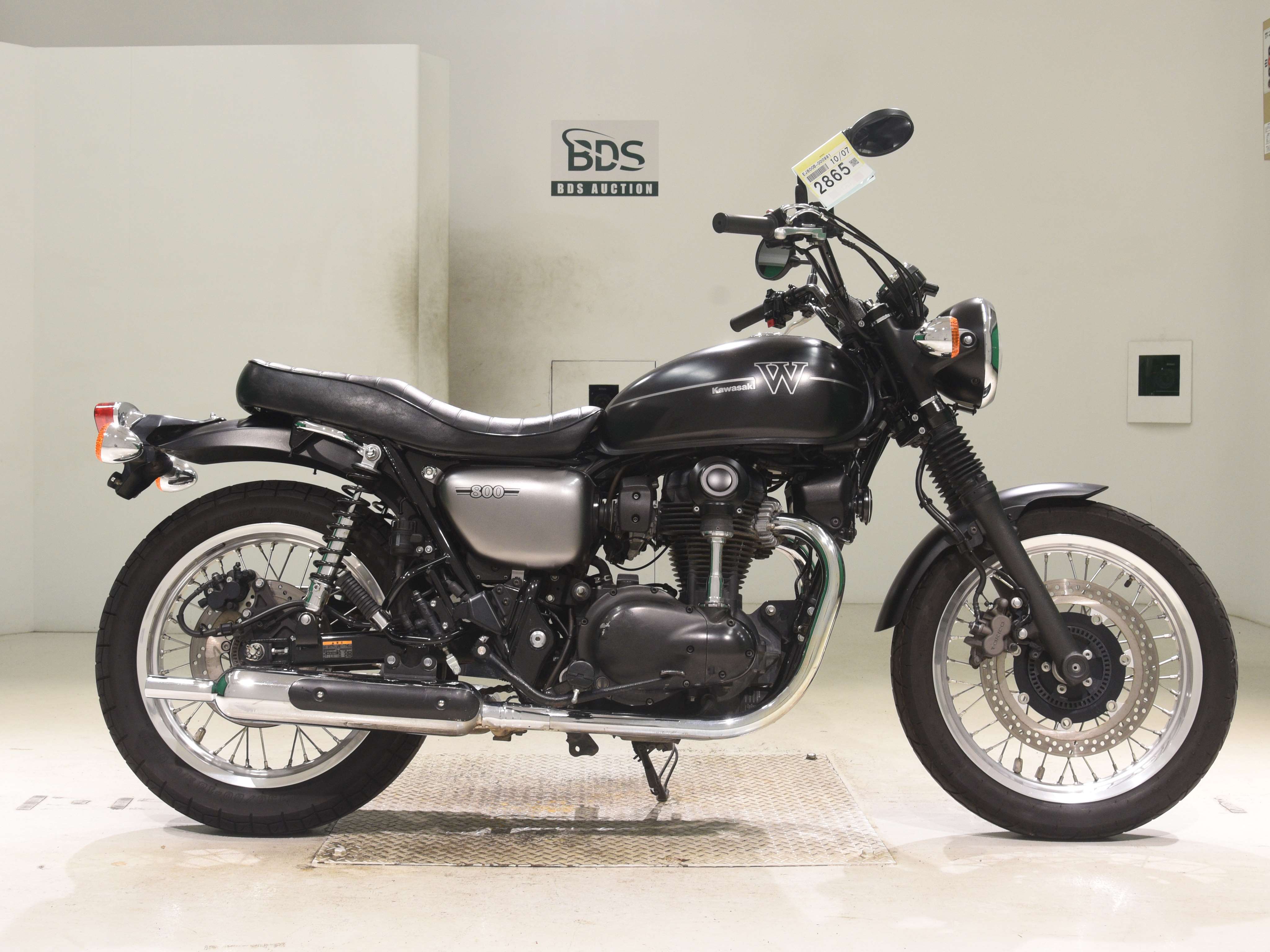 Kawasaki W800, right