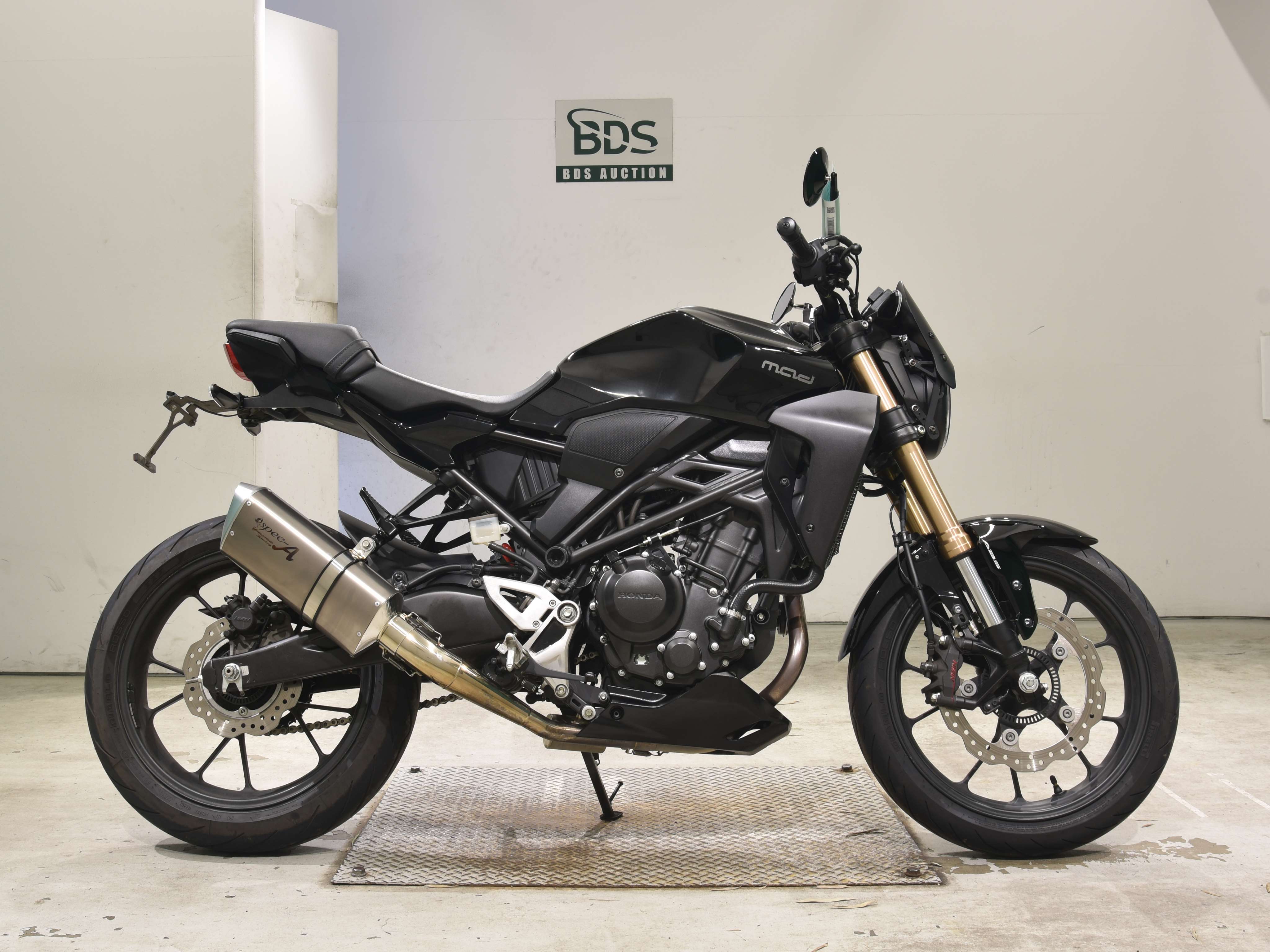 Honda CB250R, right