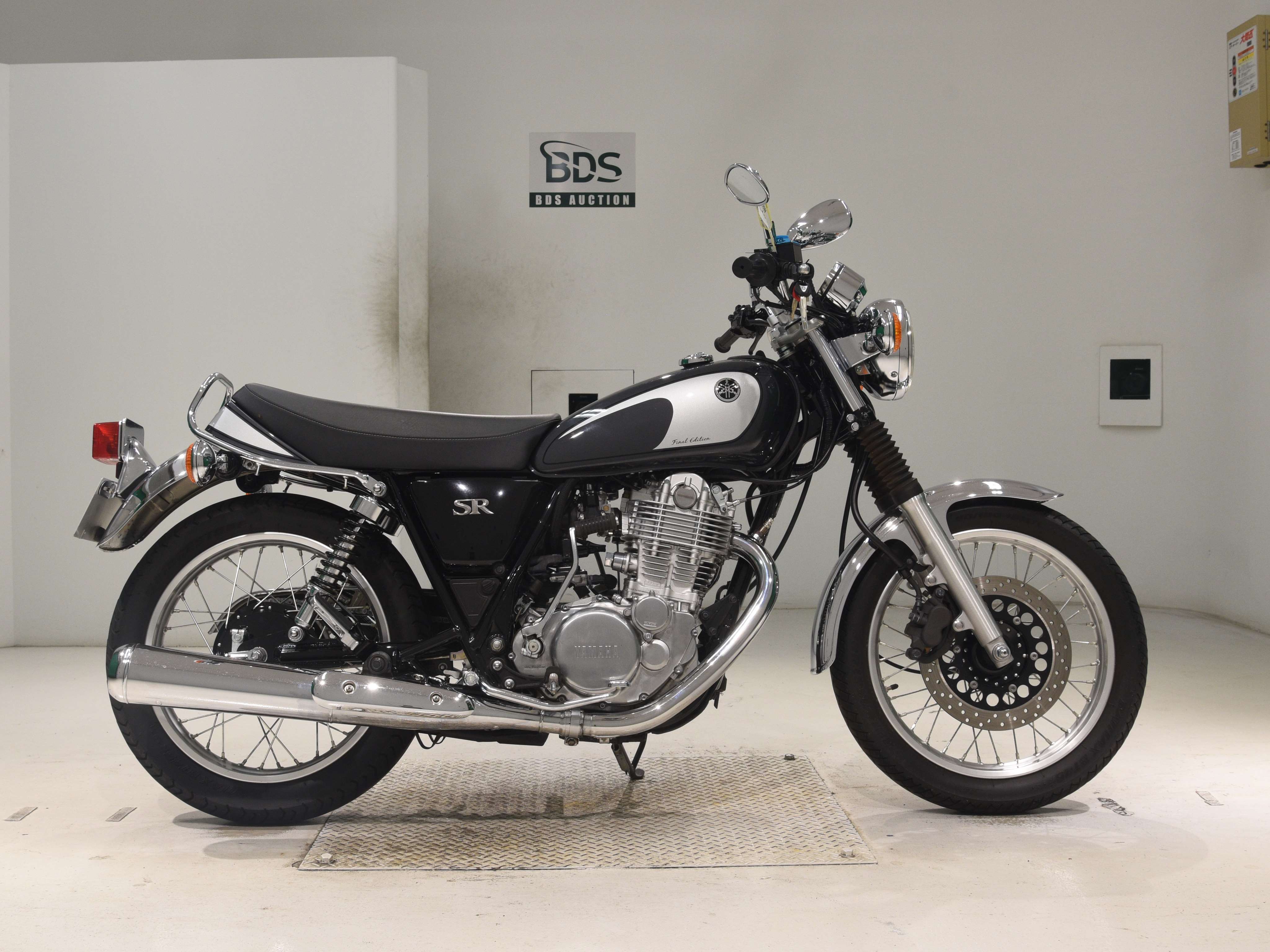 Yamaha SR400, right