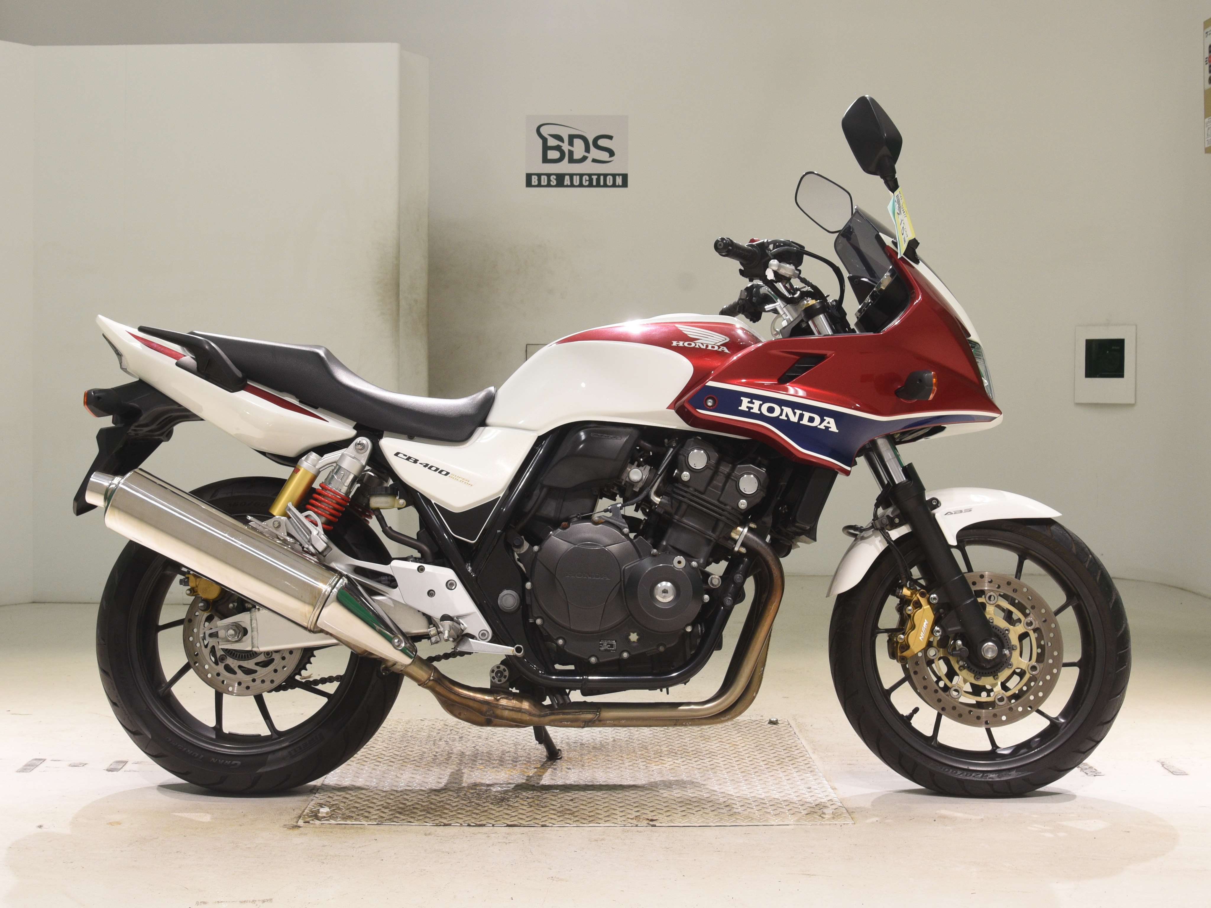 Honda CB400SF BOLDOR, right