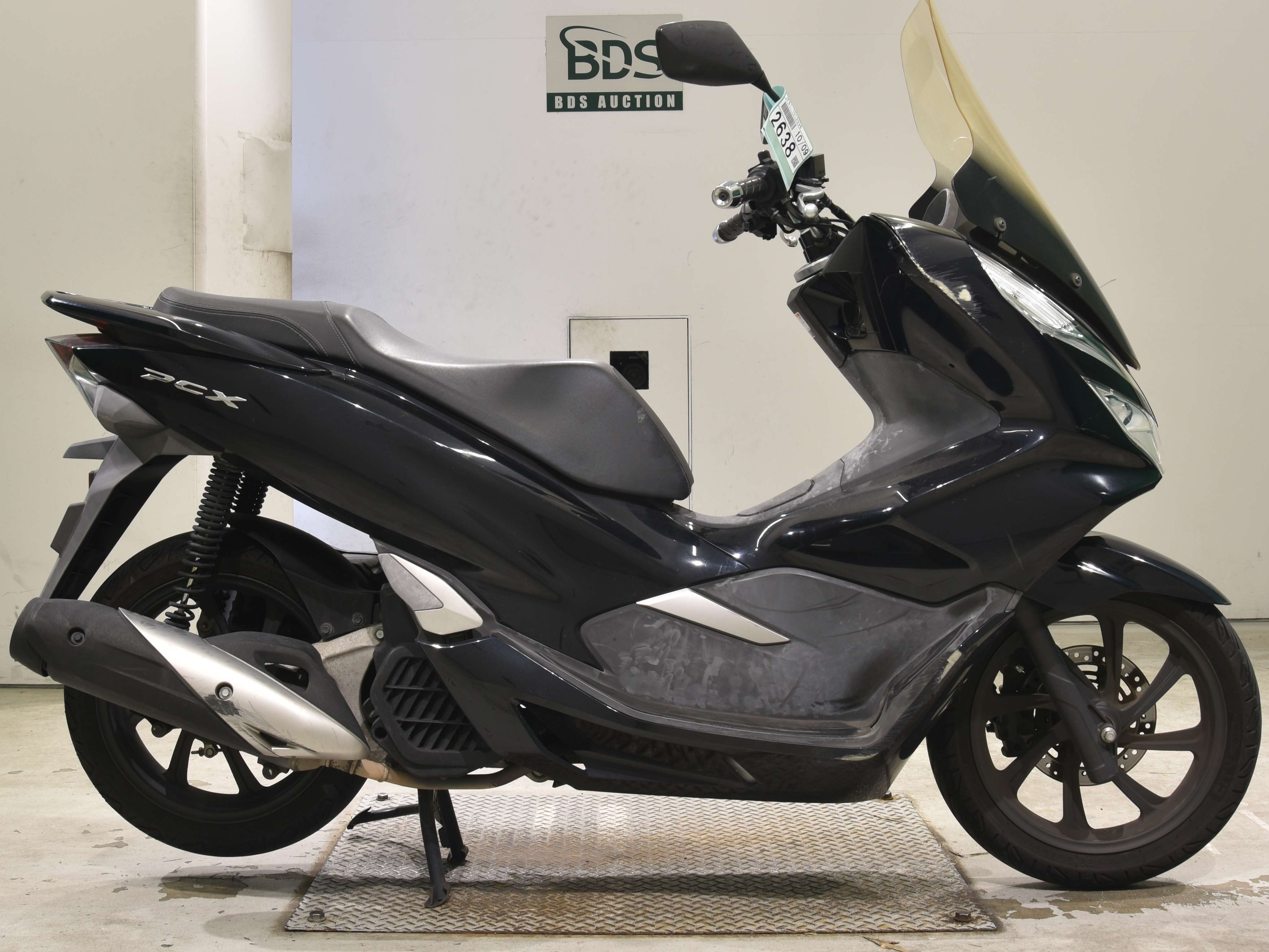 Honda PCX125-3, right