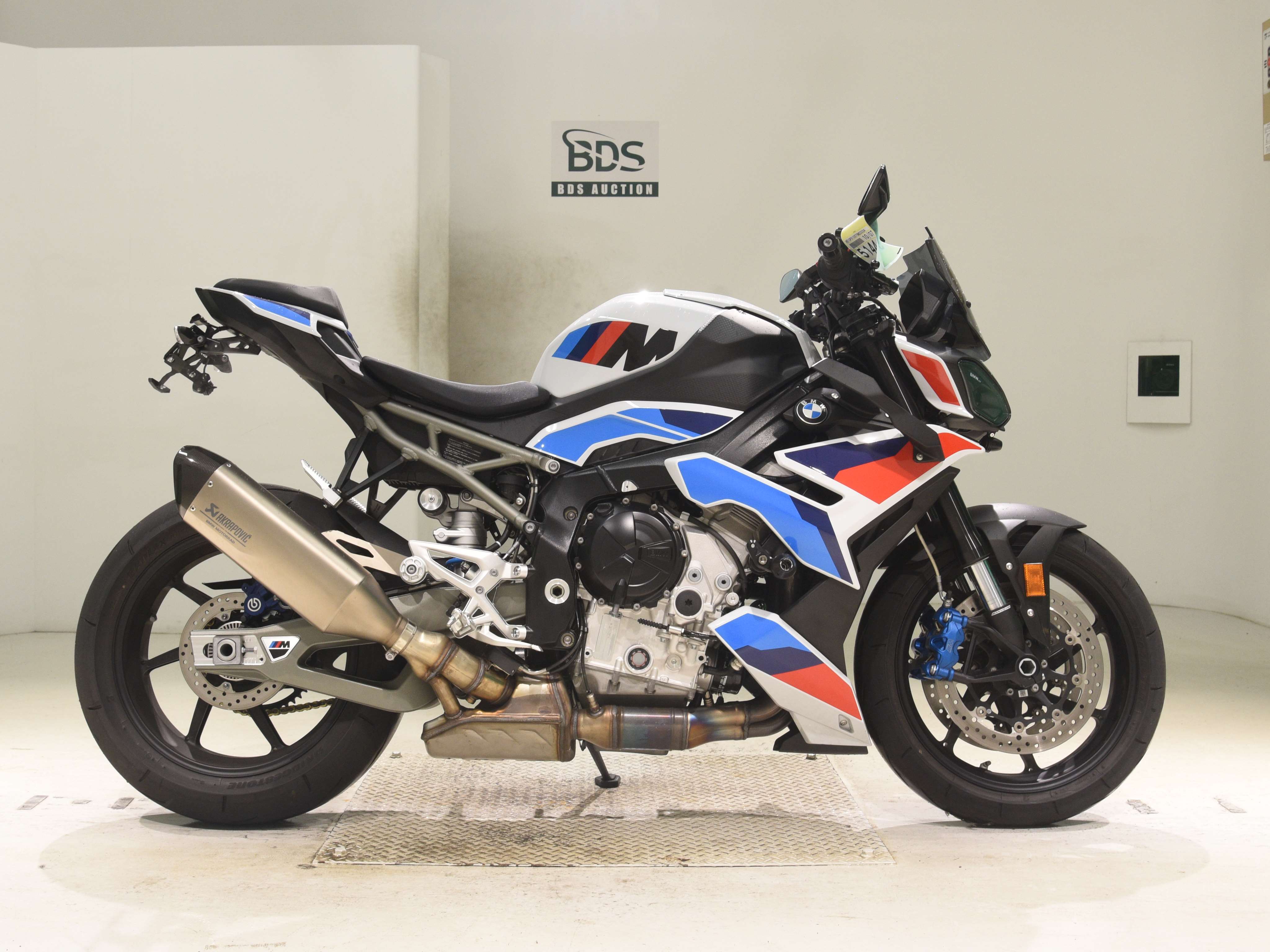 BMW M1000R, right
