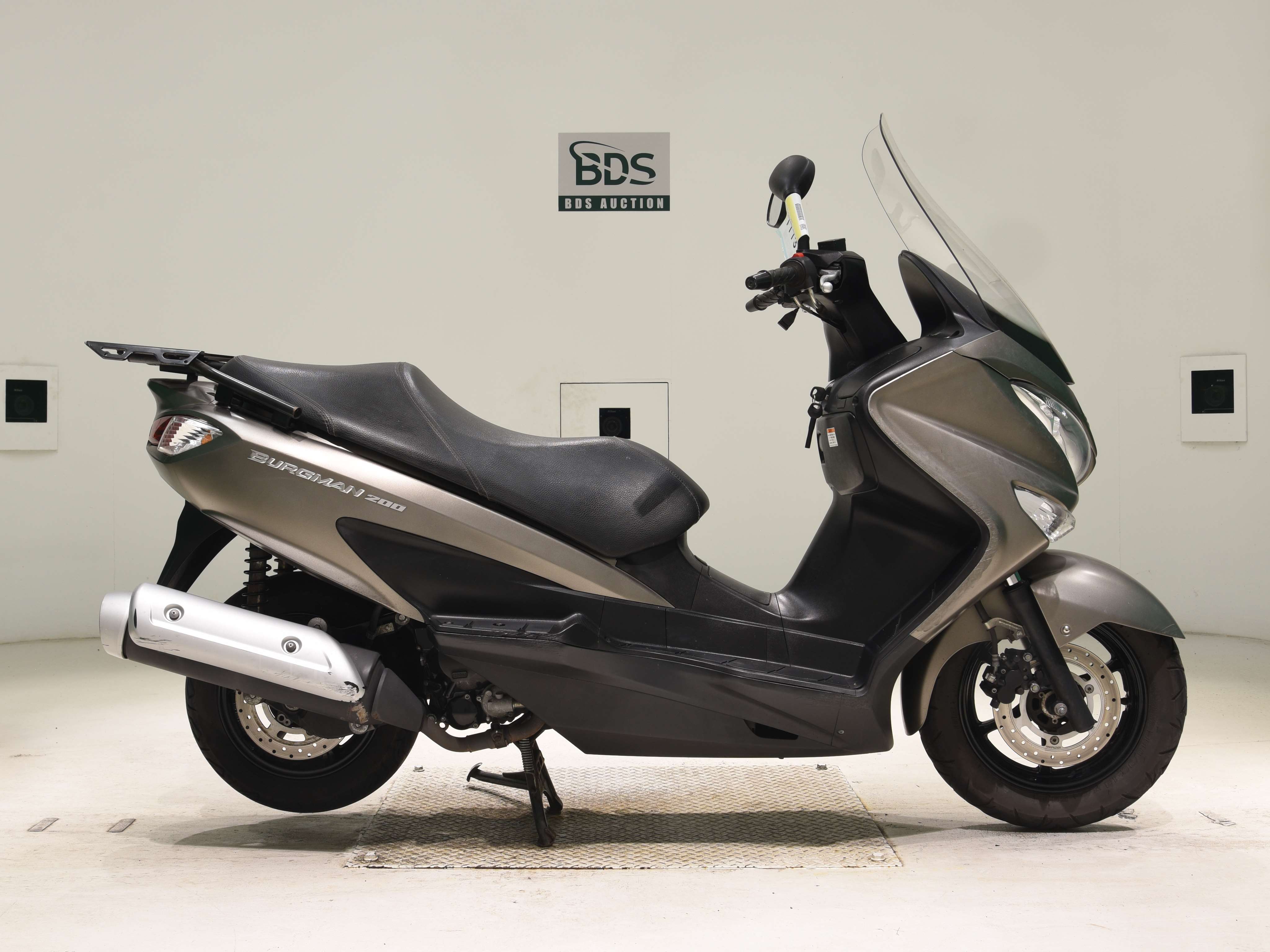 Suzuki BURGMAN200, right
