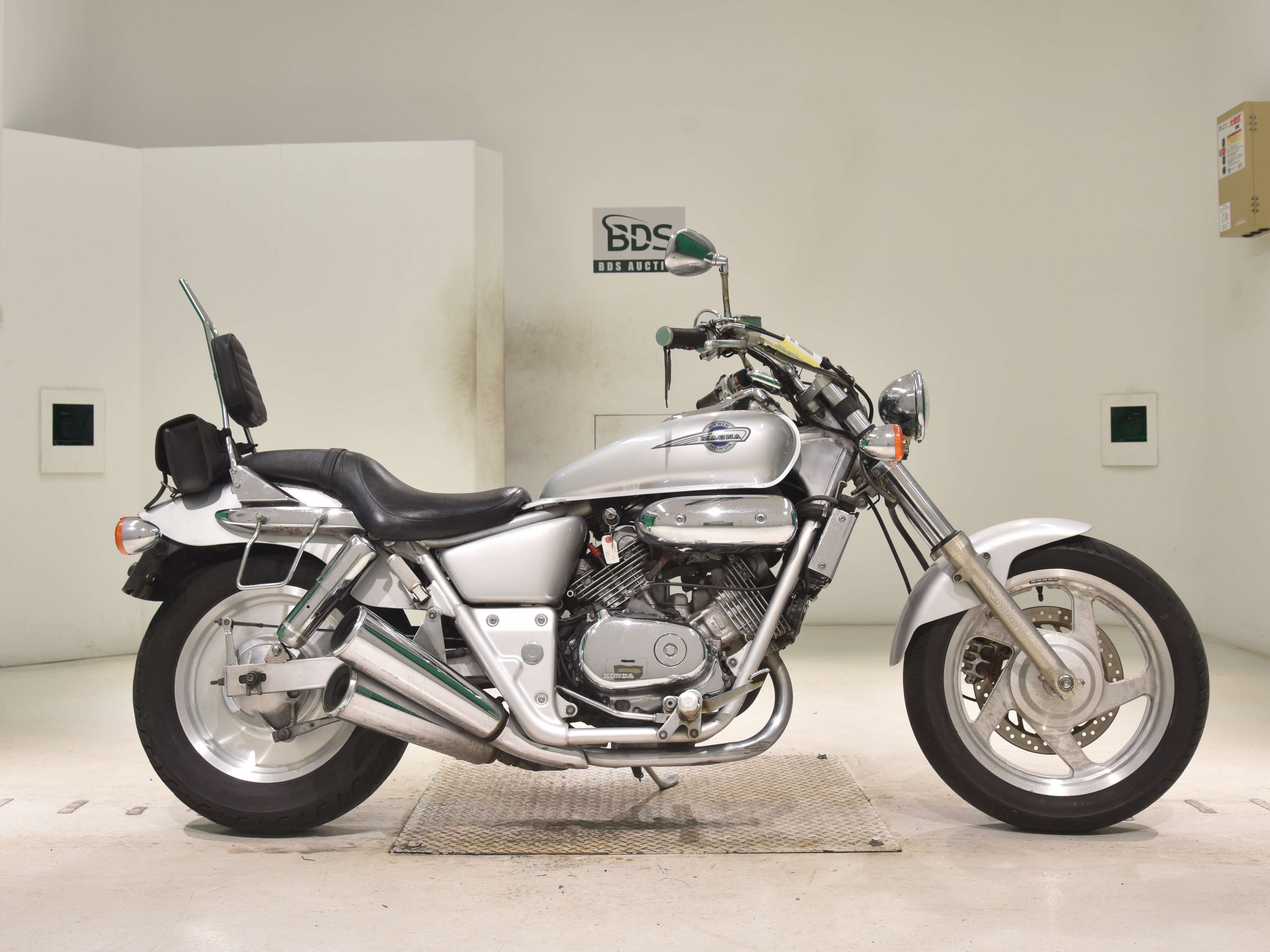 Honda MAGNA250, right