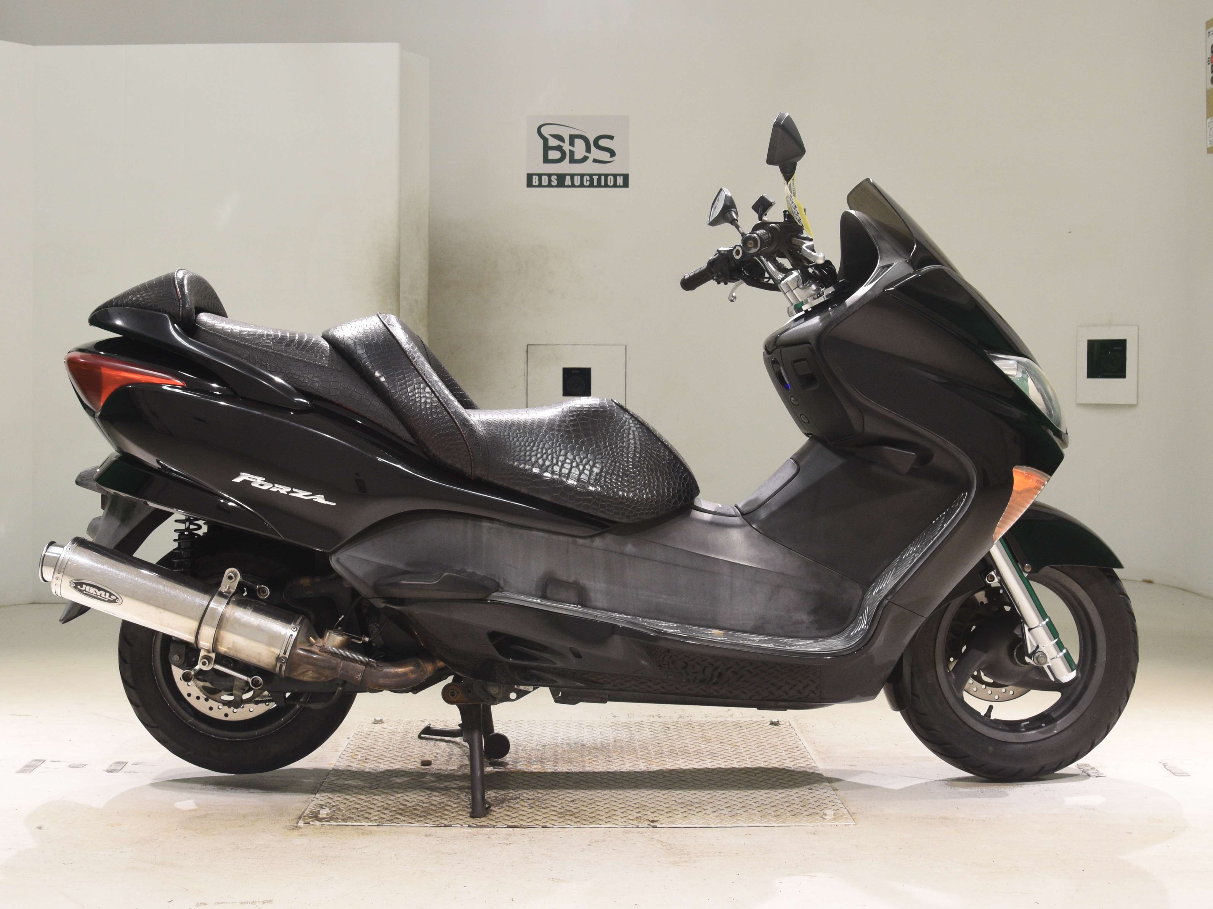 Honda FORZA Z, right