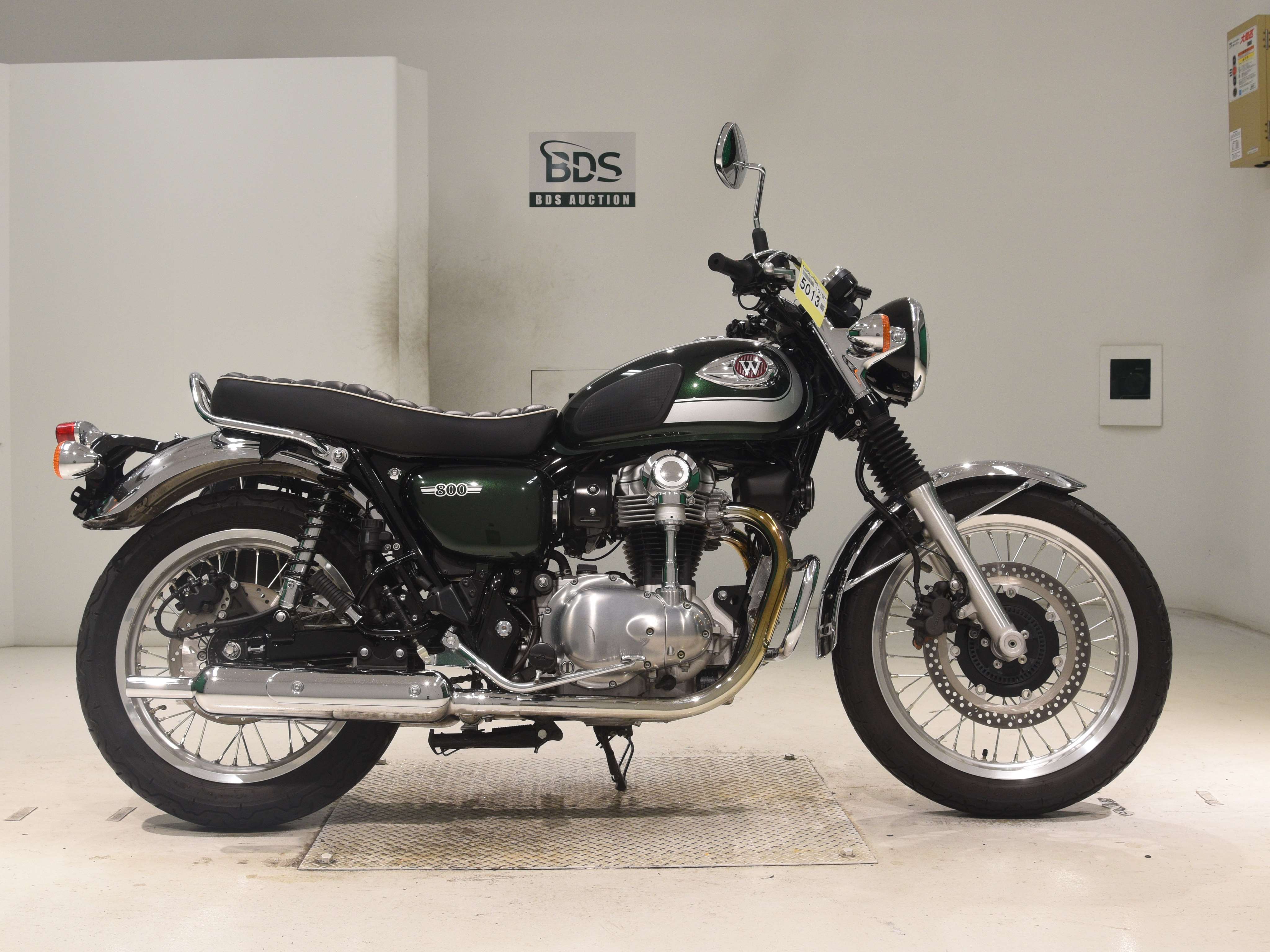 Kawasaki W800, right