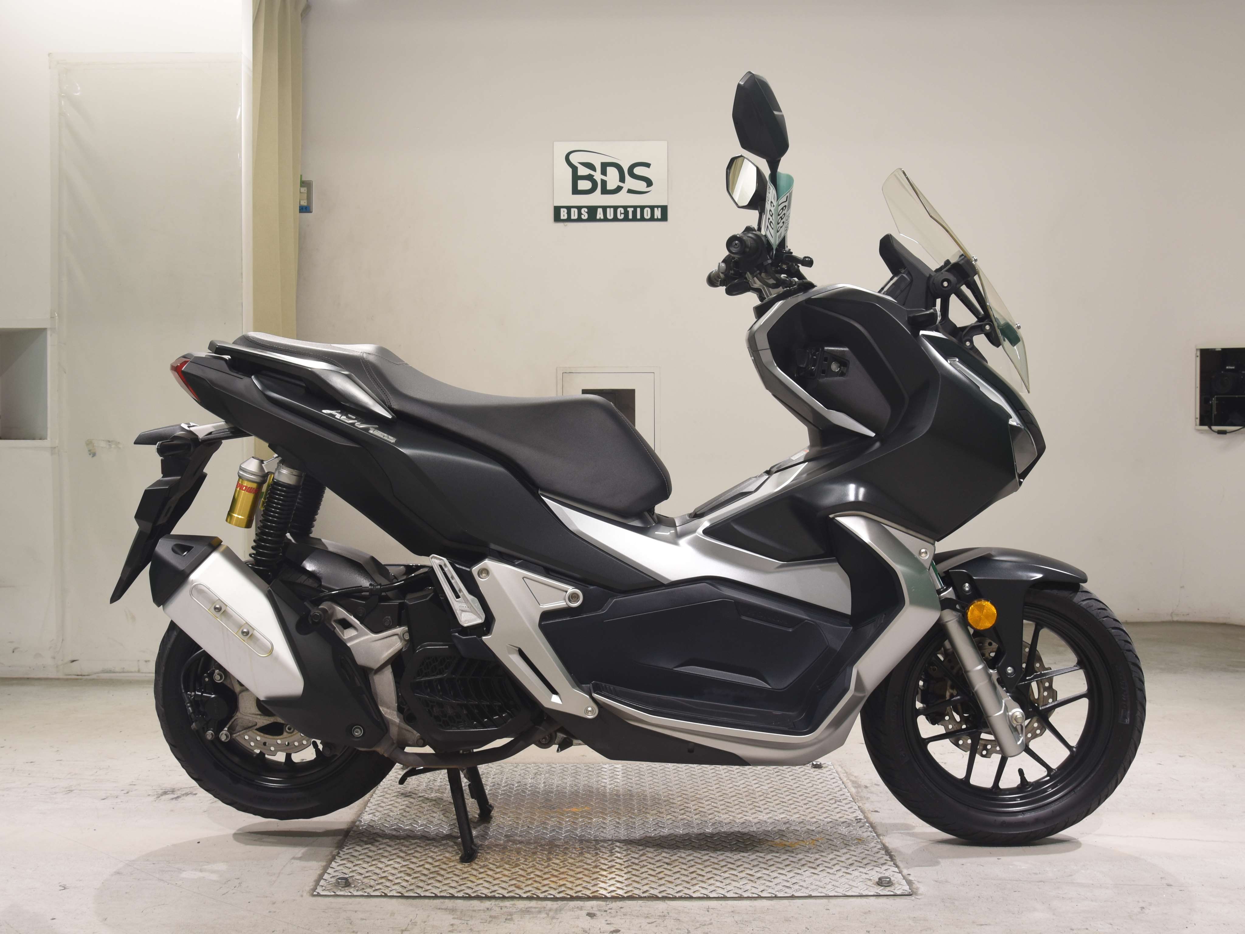 Honda ADV 150, right