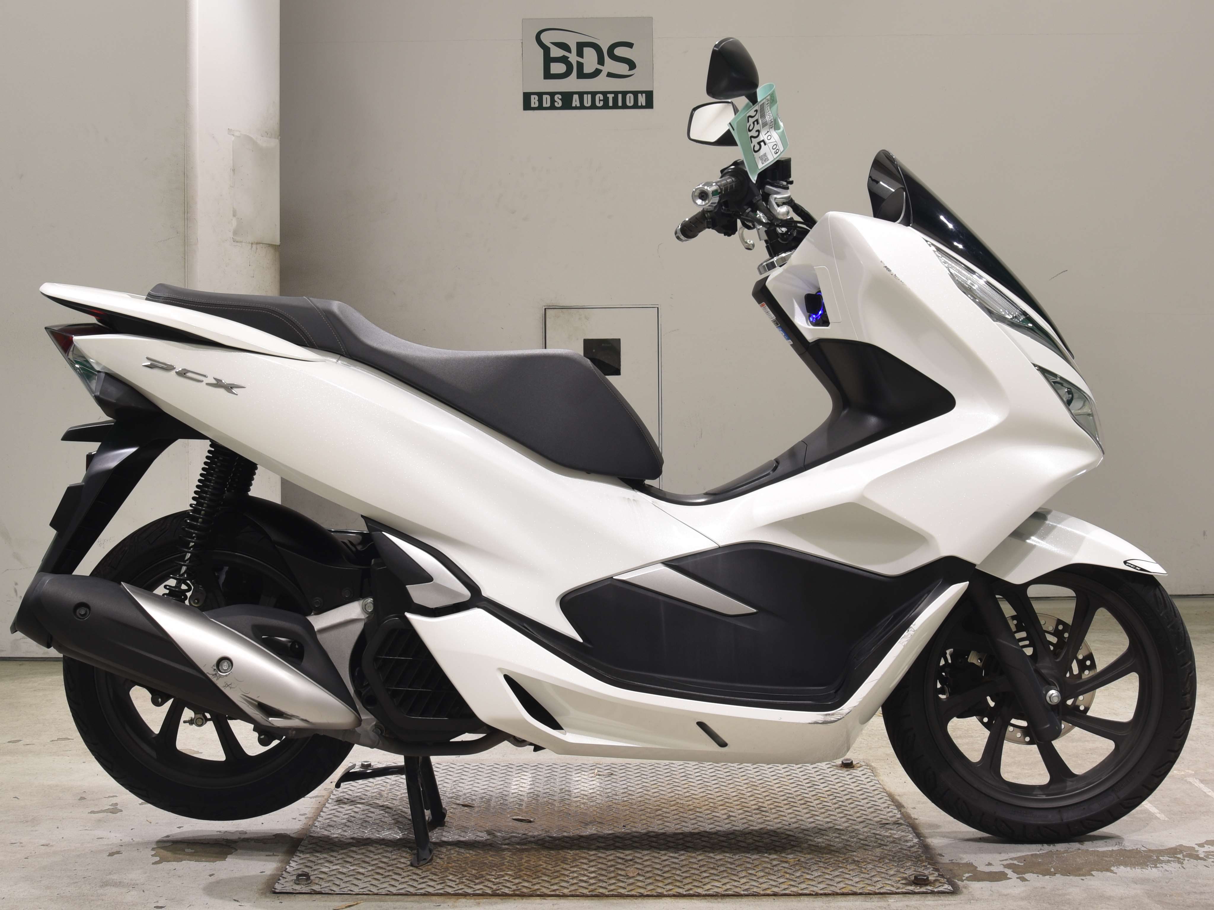 Honda PCX125-3, right