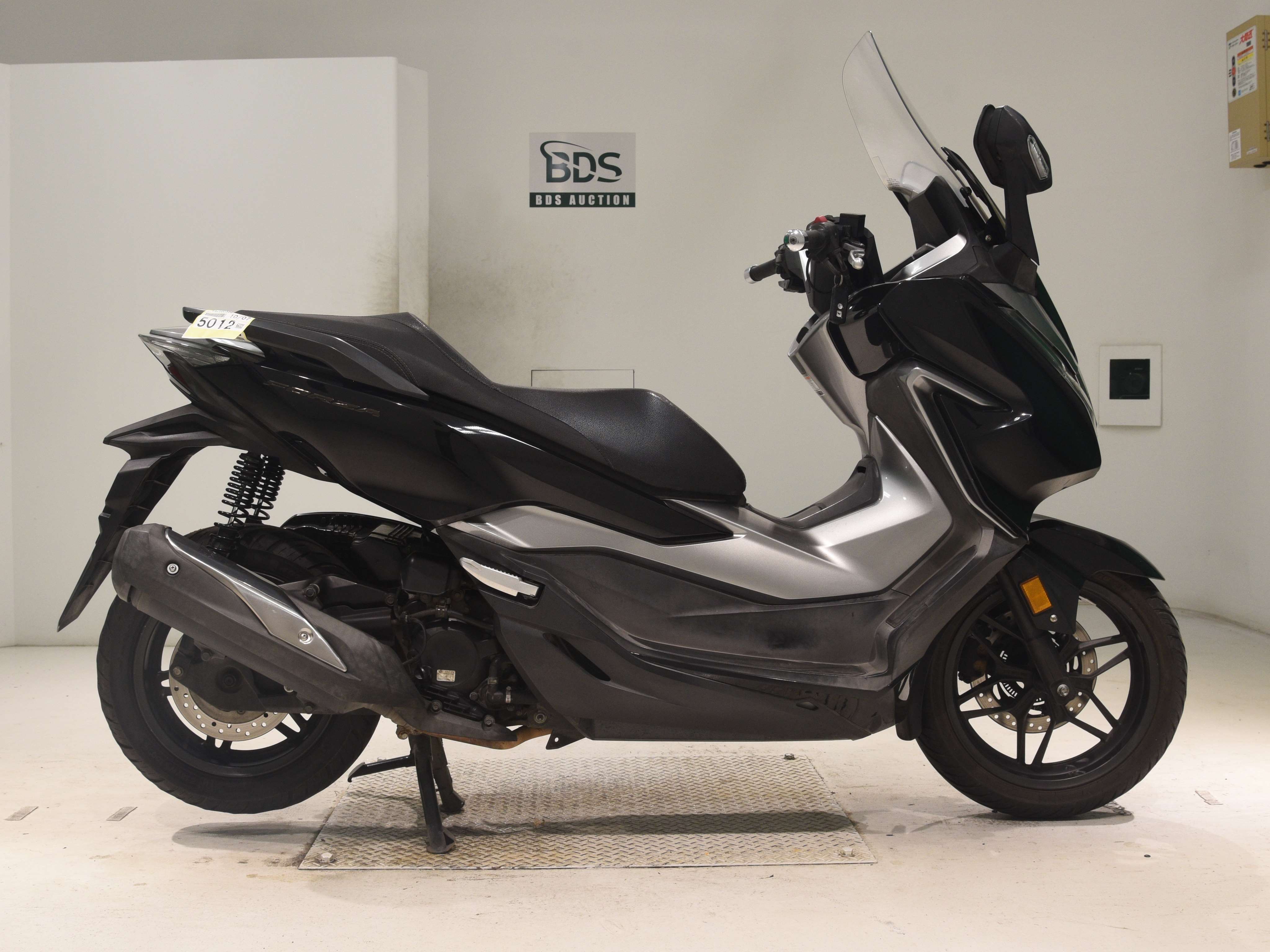 Honda FORZA, right