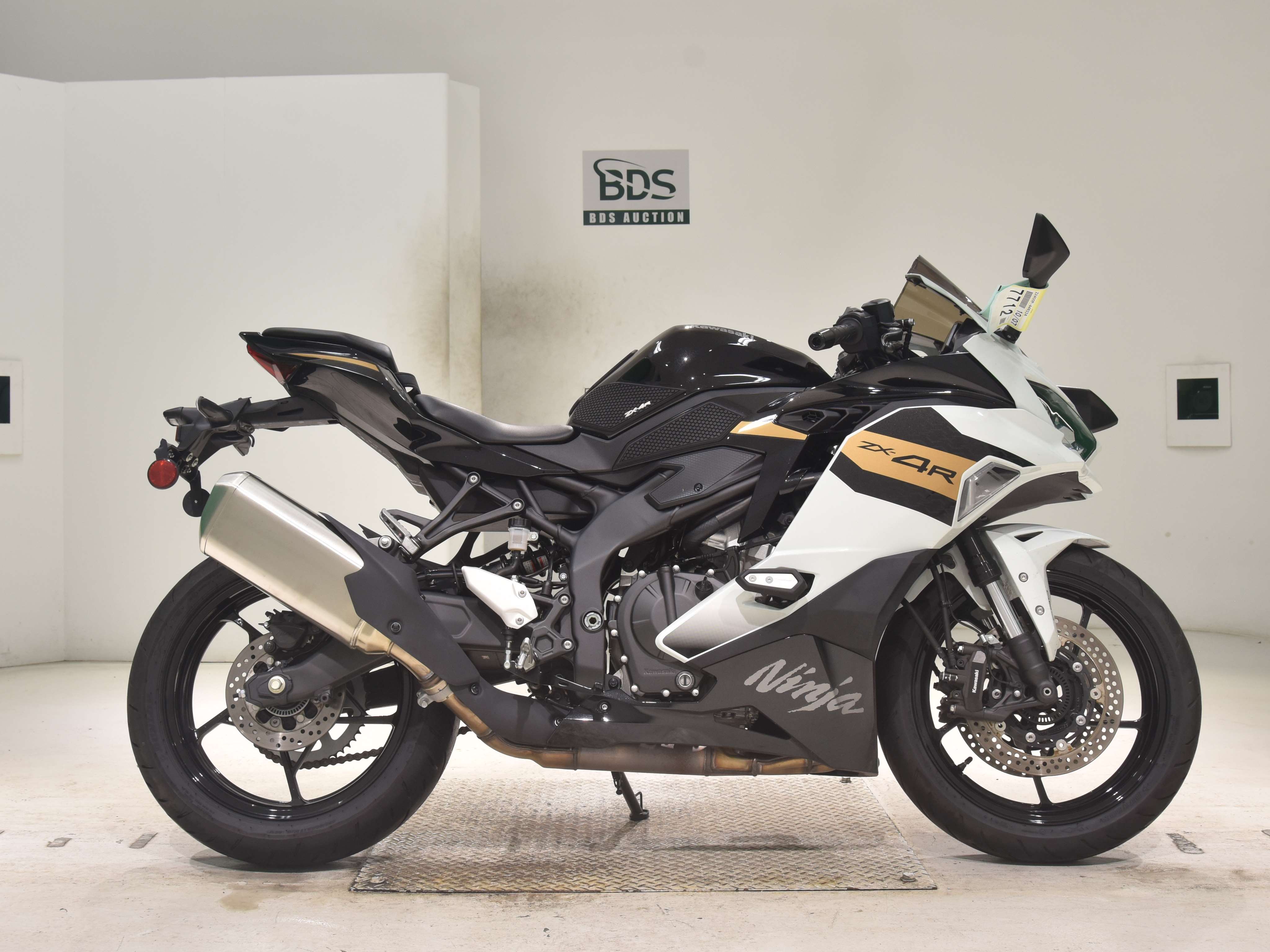 Kawasaki ZX-4R SE, right