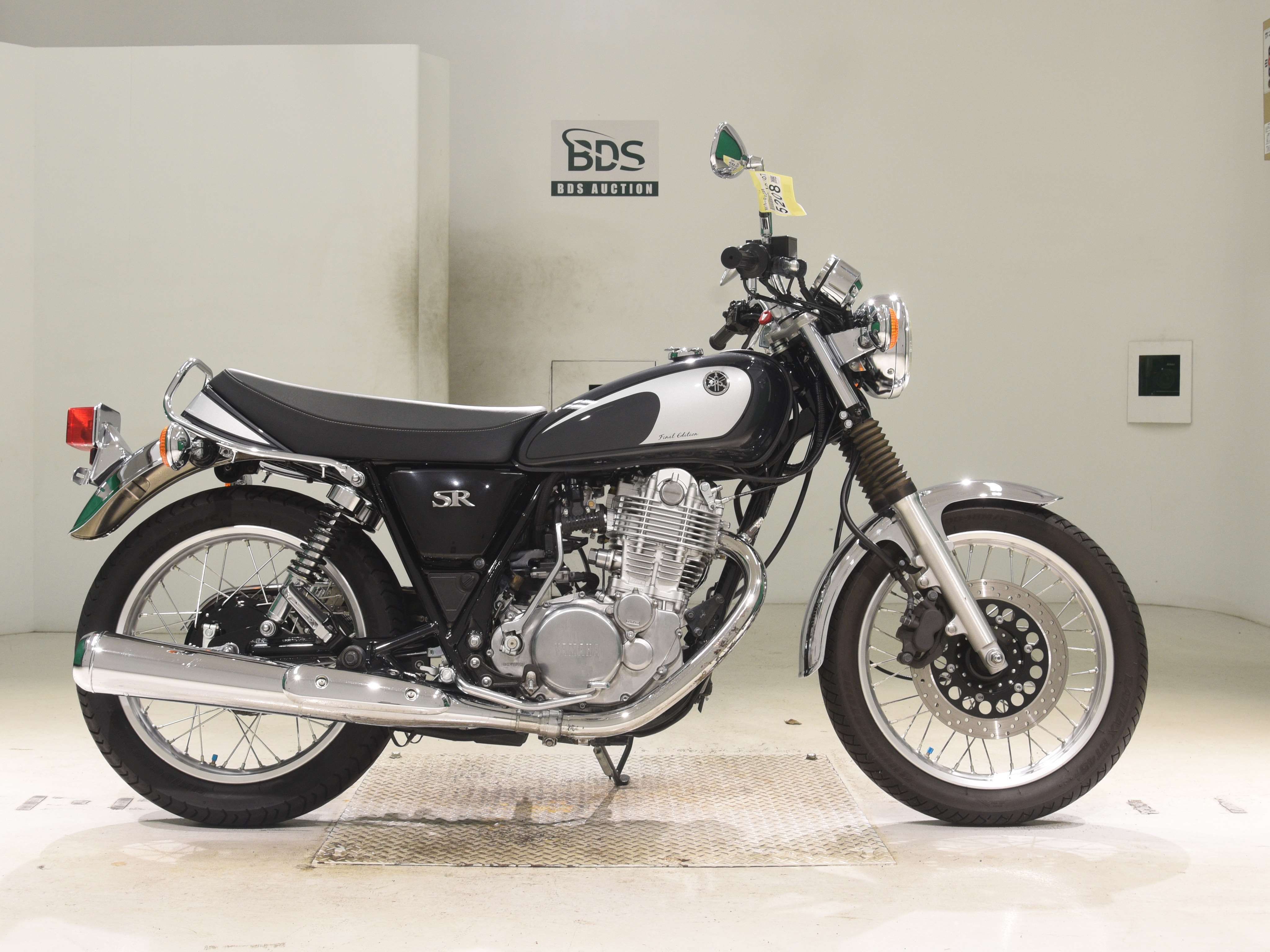 Yamaha SR400, right