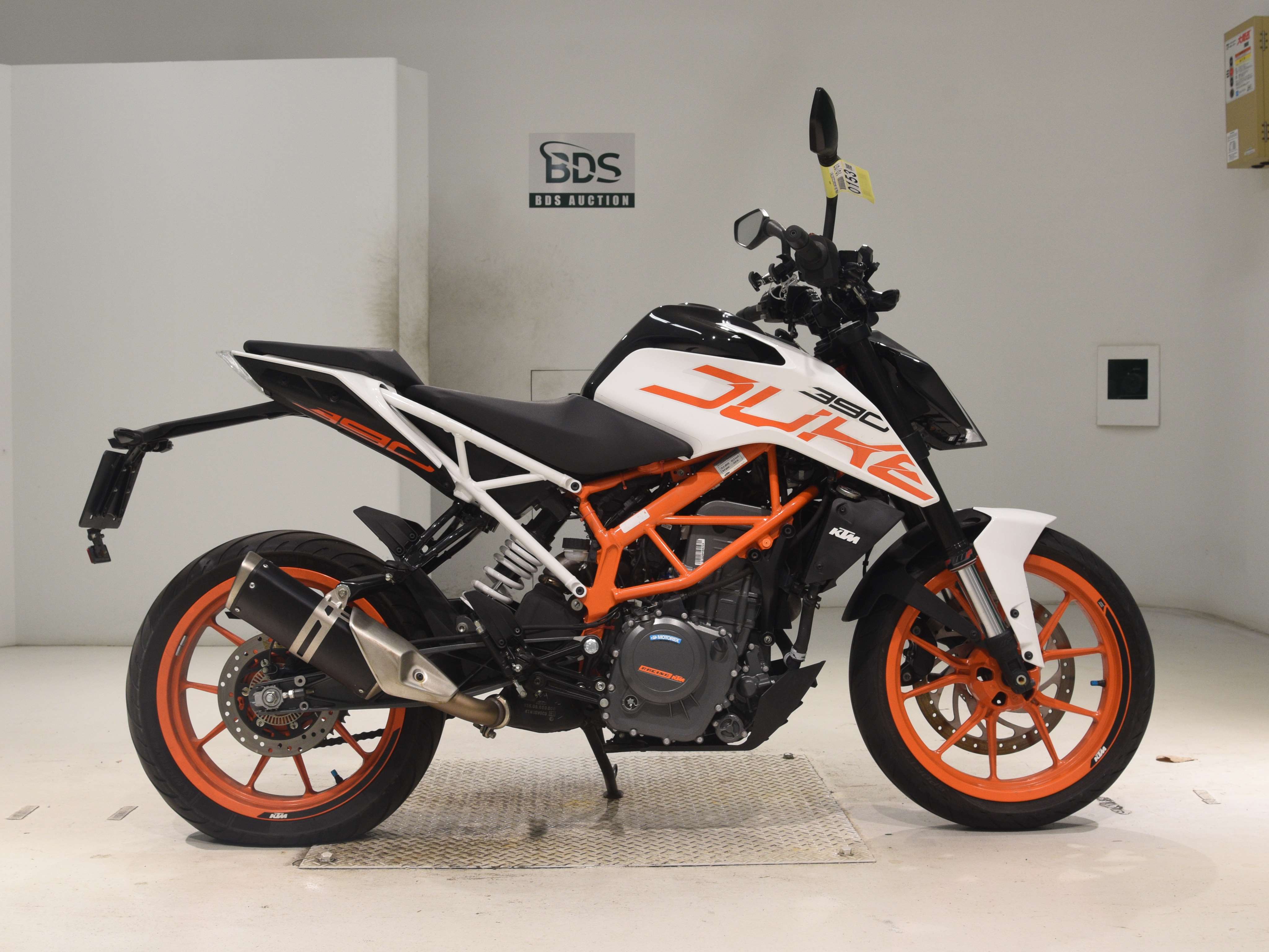 KTM 390 DUKE, right