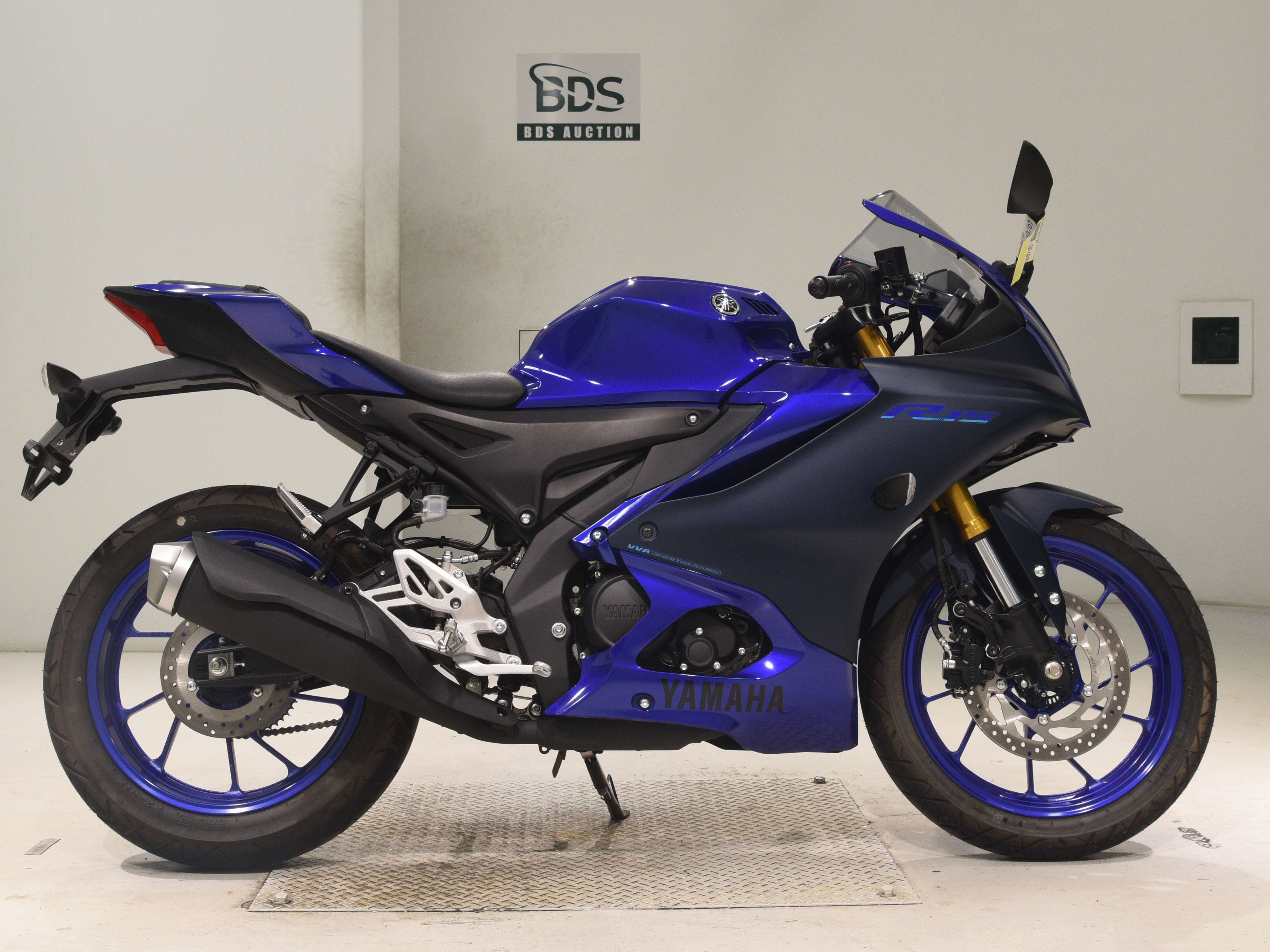Yamaha YZF-R15, right
