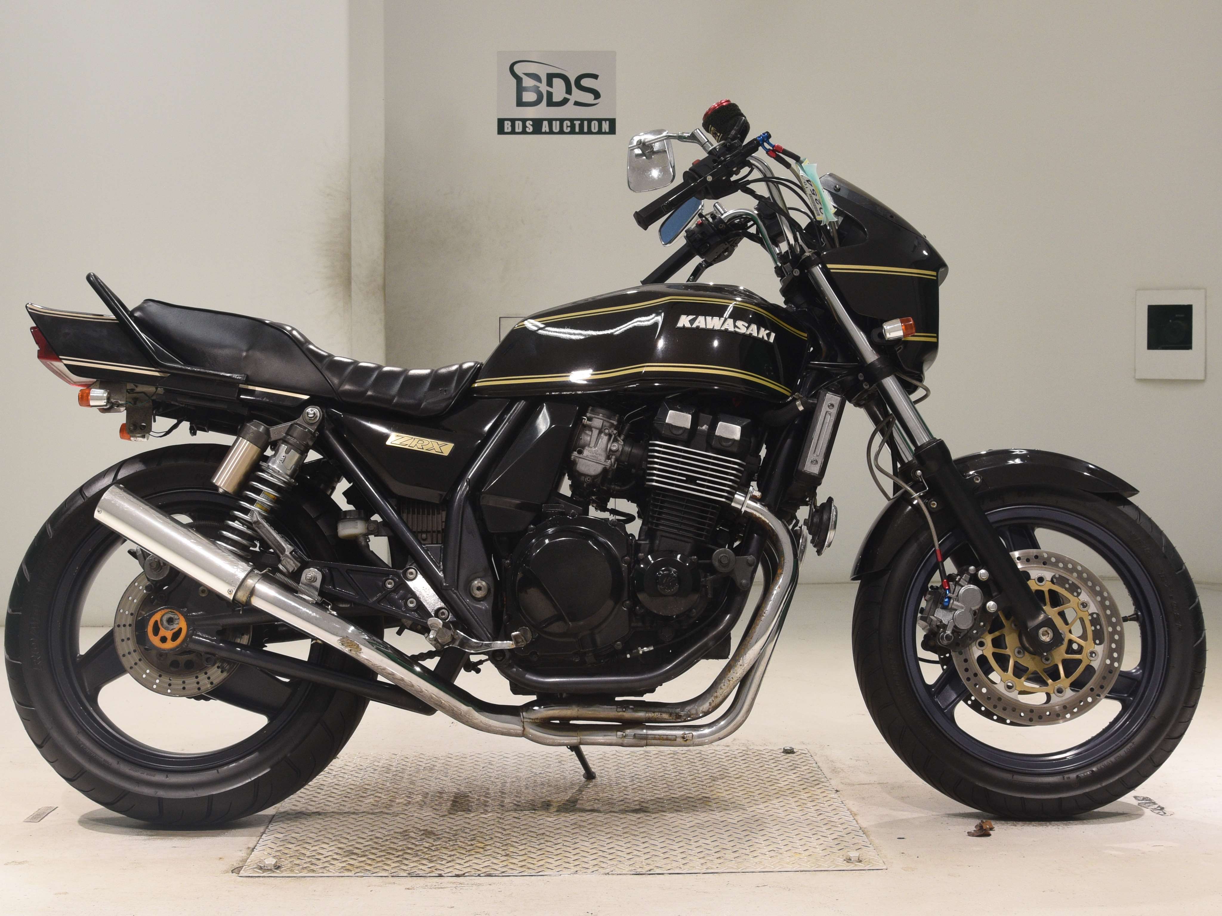 Kawasaki ZRX400, right