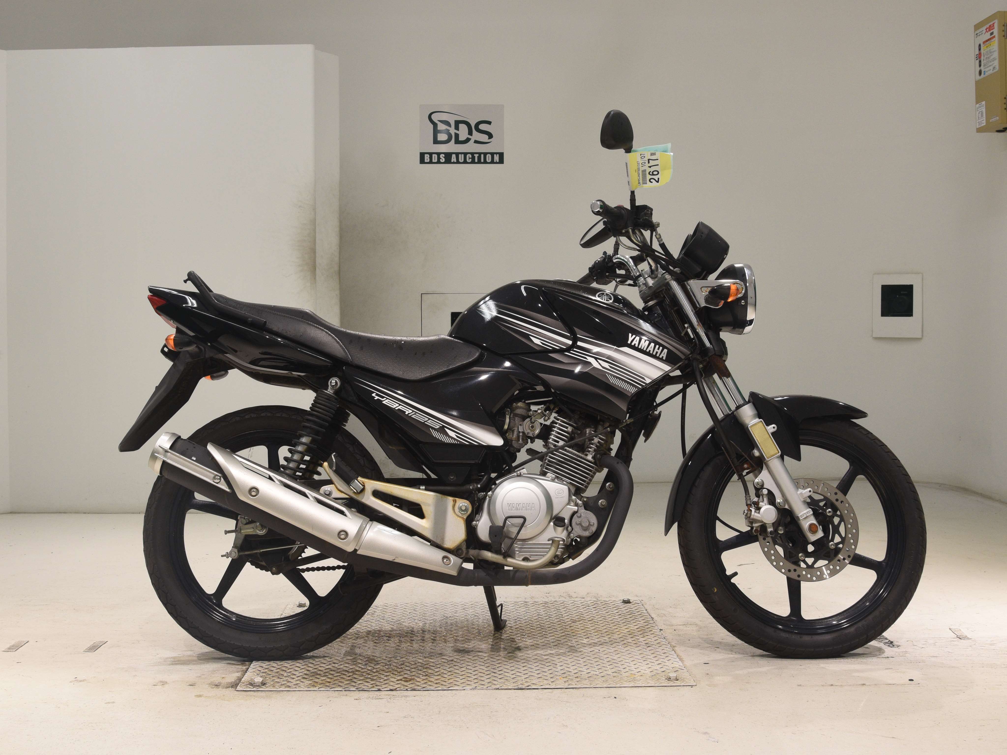 Yamaha YBR125, right