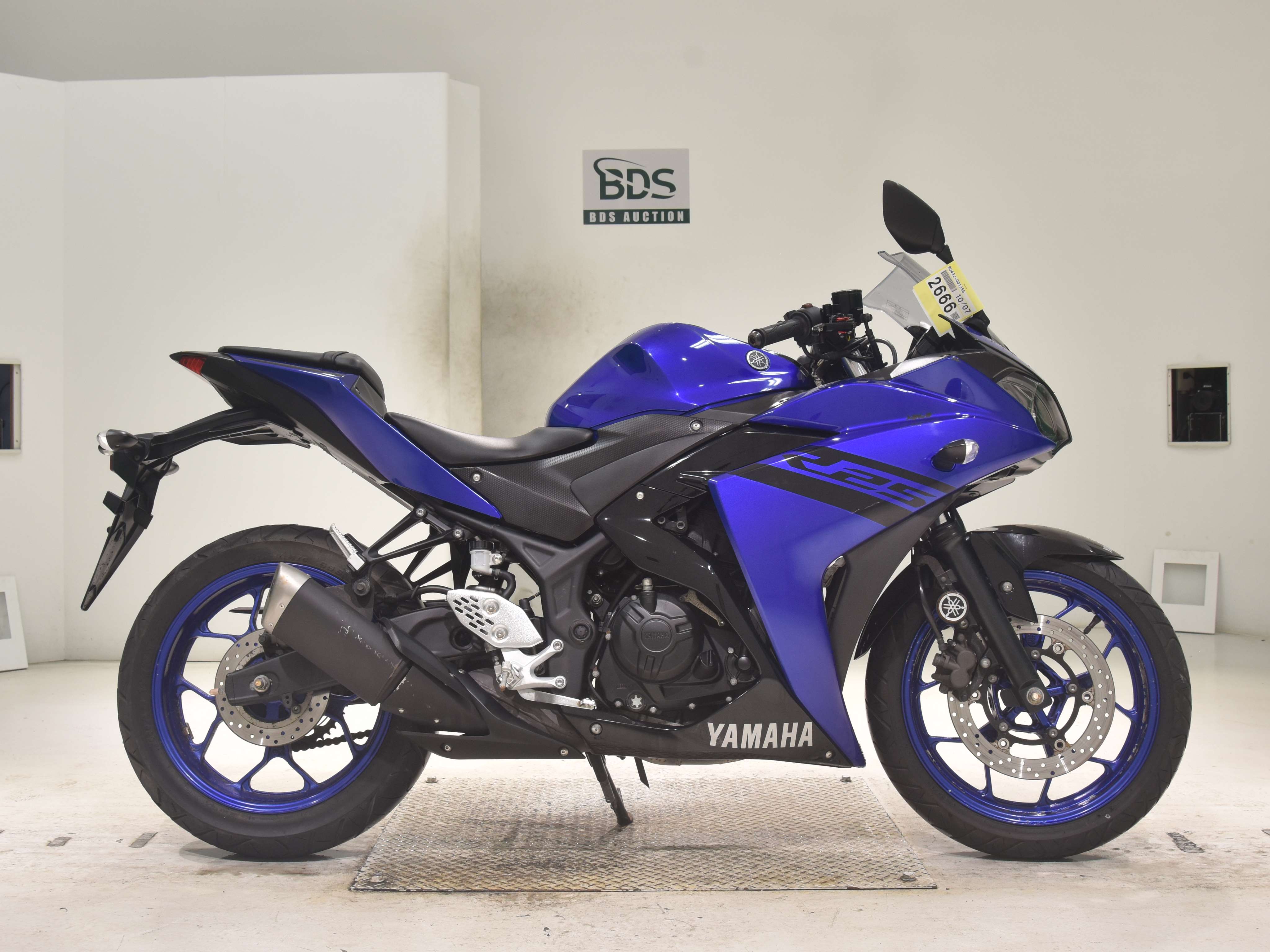 Yamaha YZF-R25, right