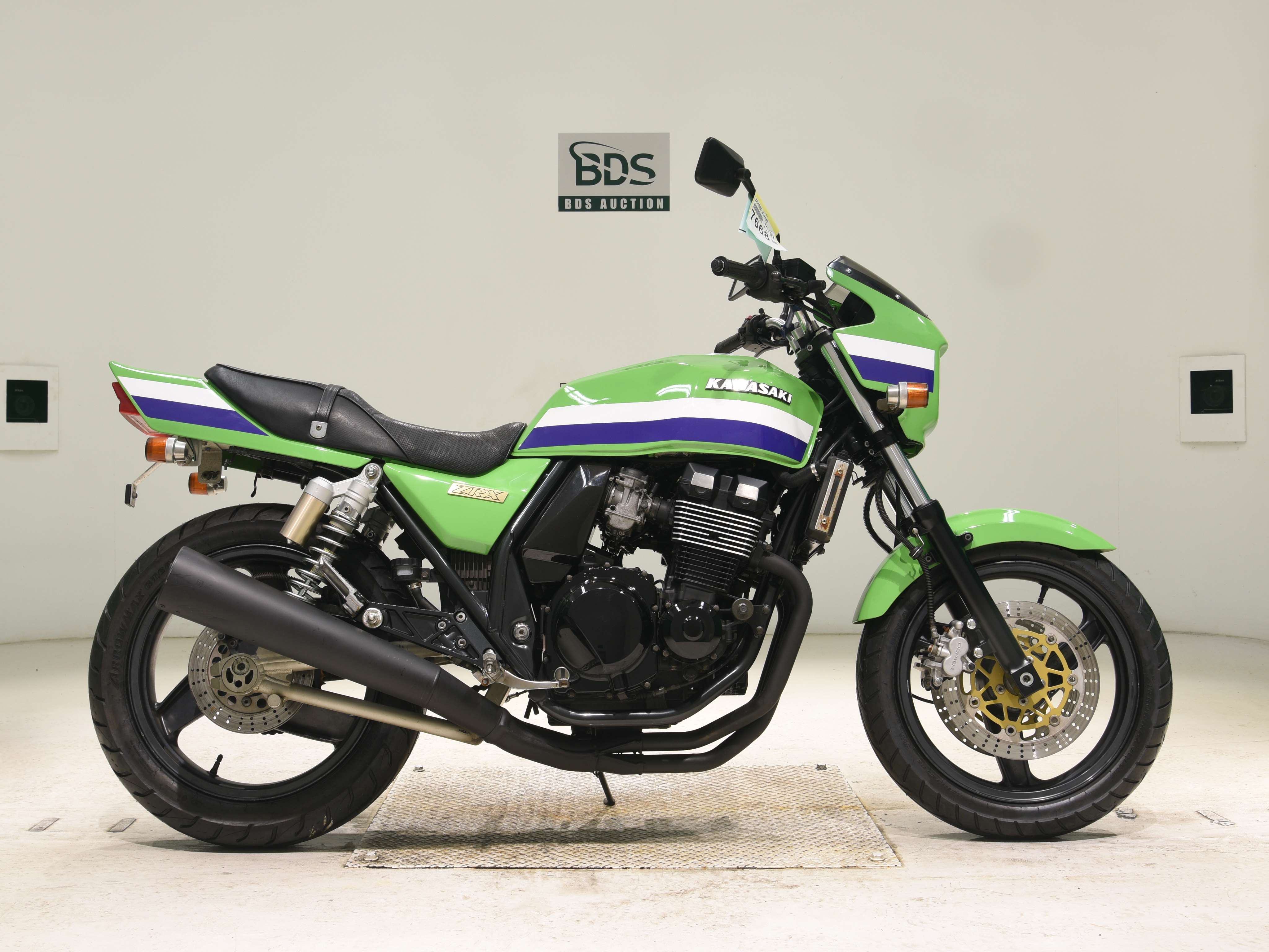 Kawasaki ZRX400, right